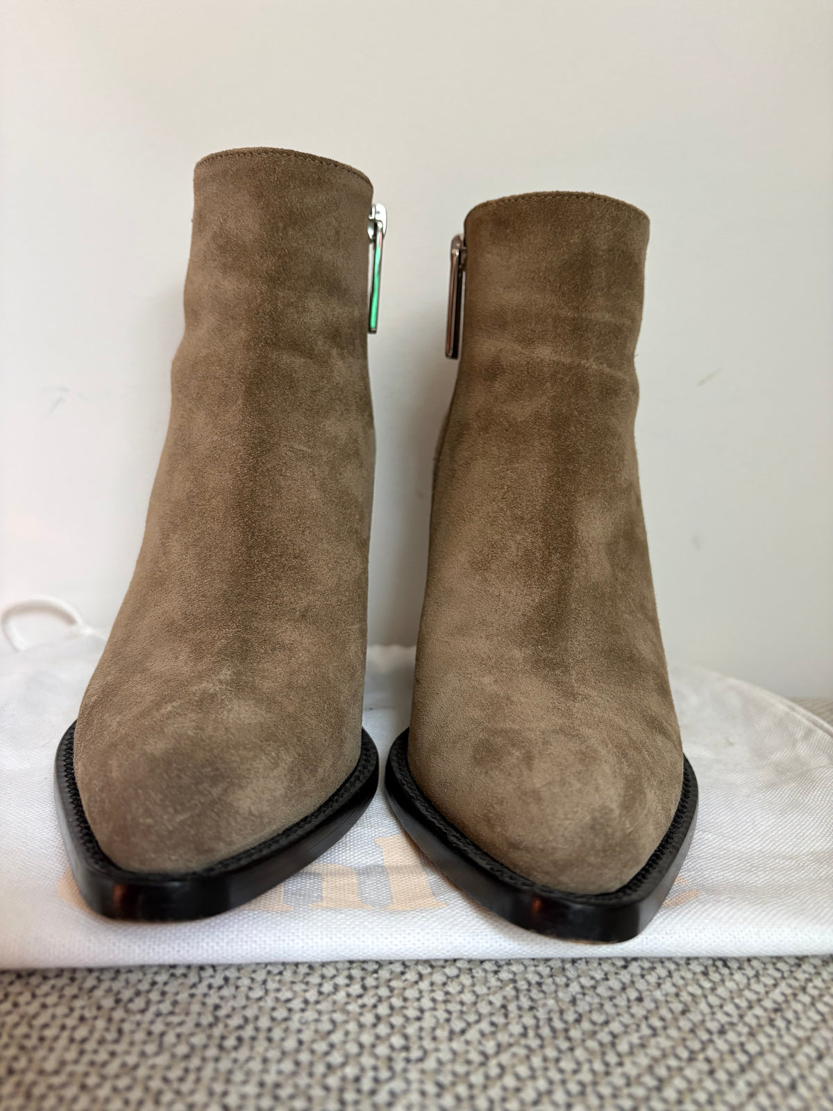 Chloé Rylee – Bottines en daim gris taupe