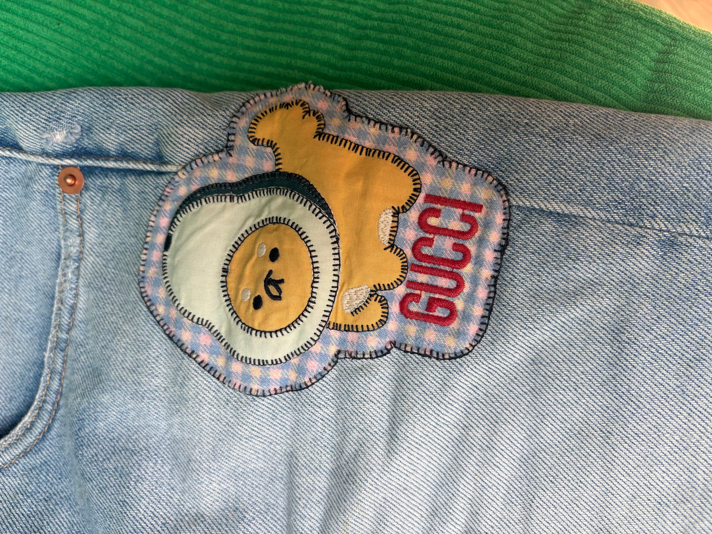 Short en denim Gucci avec motif appliqué