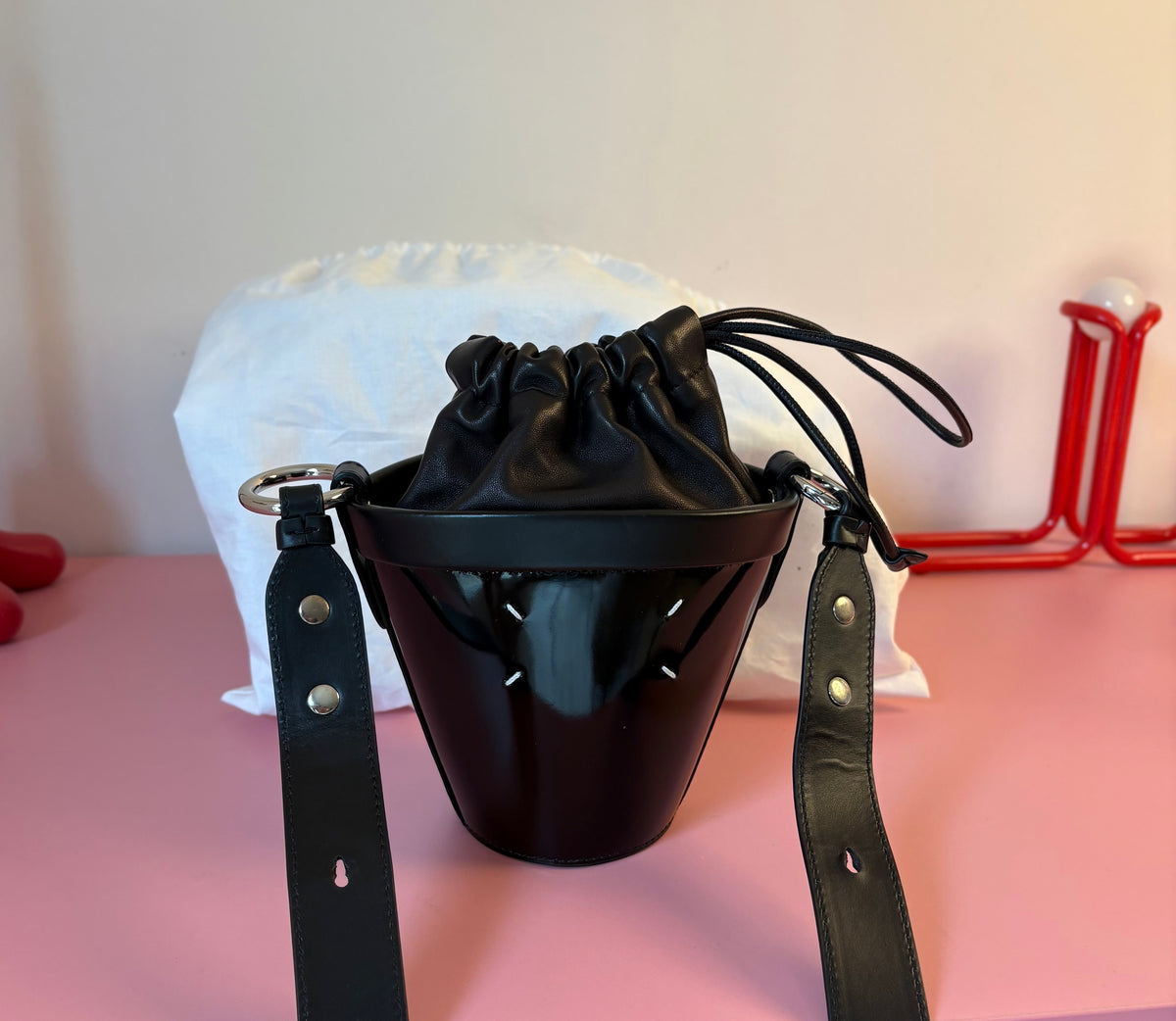 Sac seau Maison Margiela noir en cuir verni | État neuf