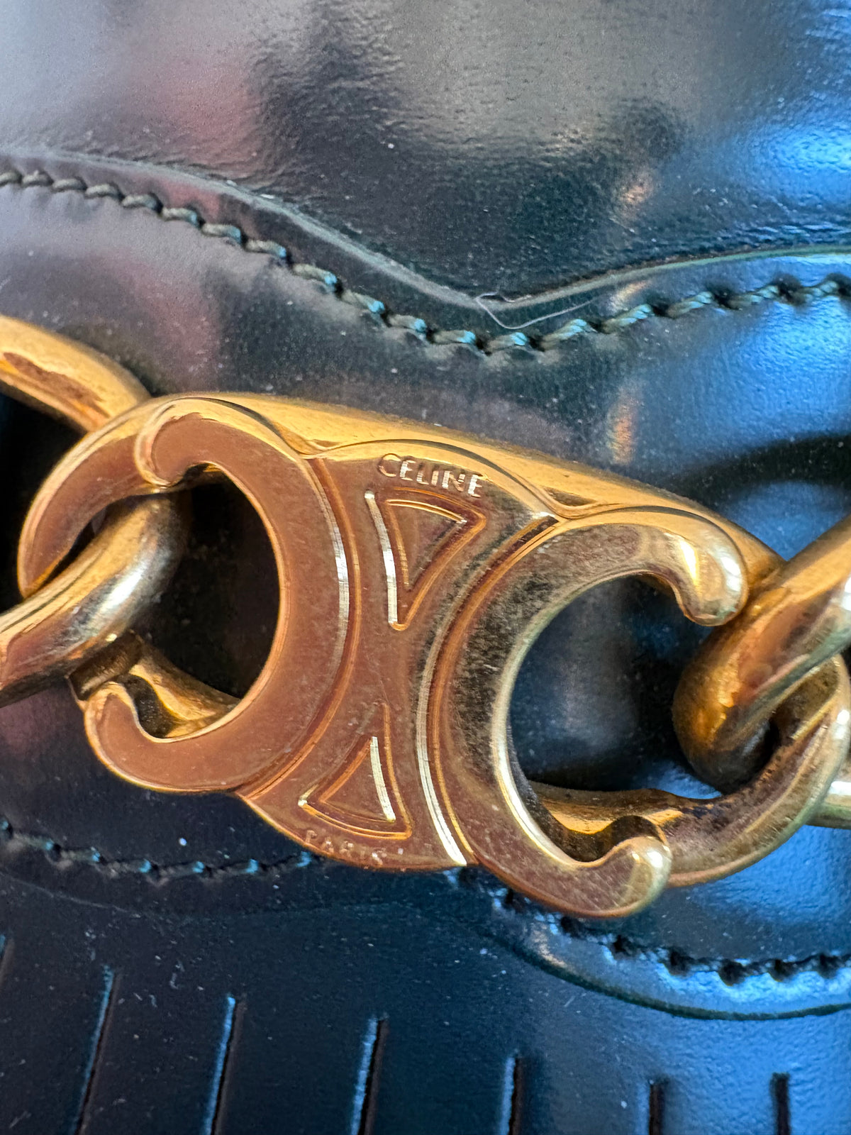 Mocassins CELINE en cuir vert foncé à chaîne dorée –