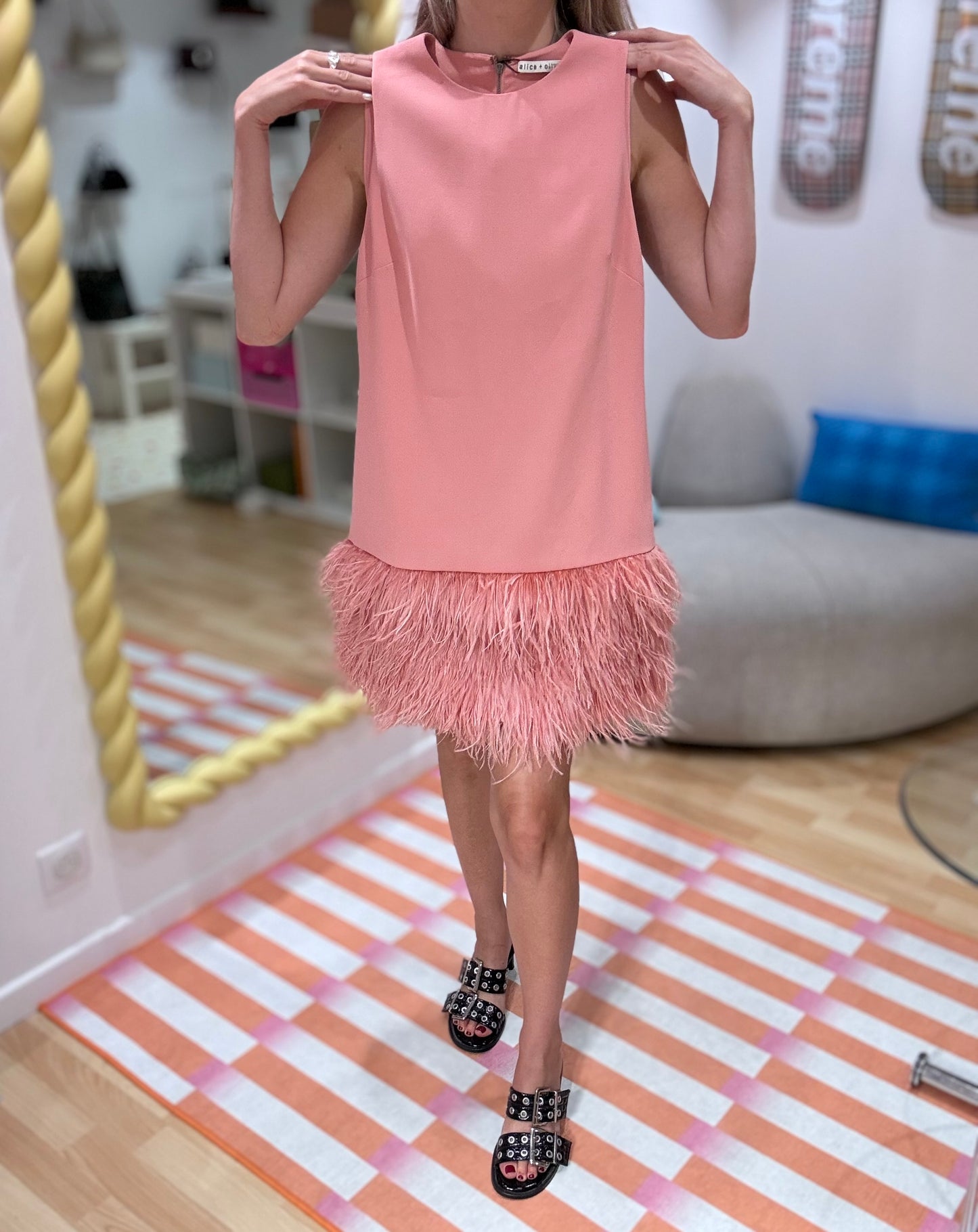 Robe Alice + Olivia Coley à plumes rose – Neuve avec étiquette