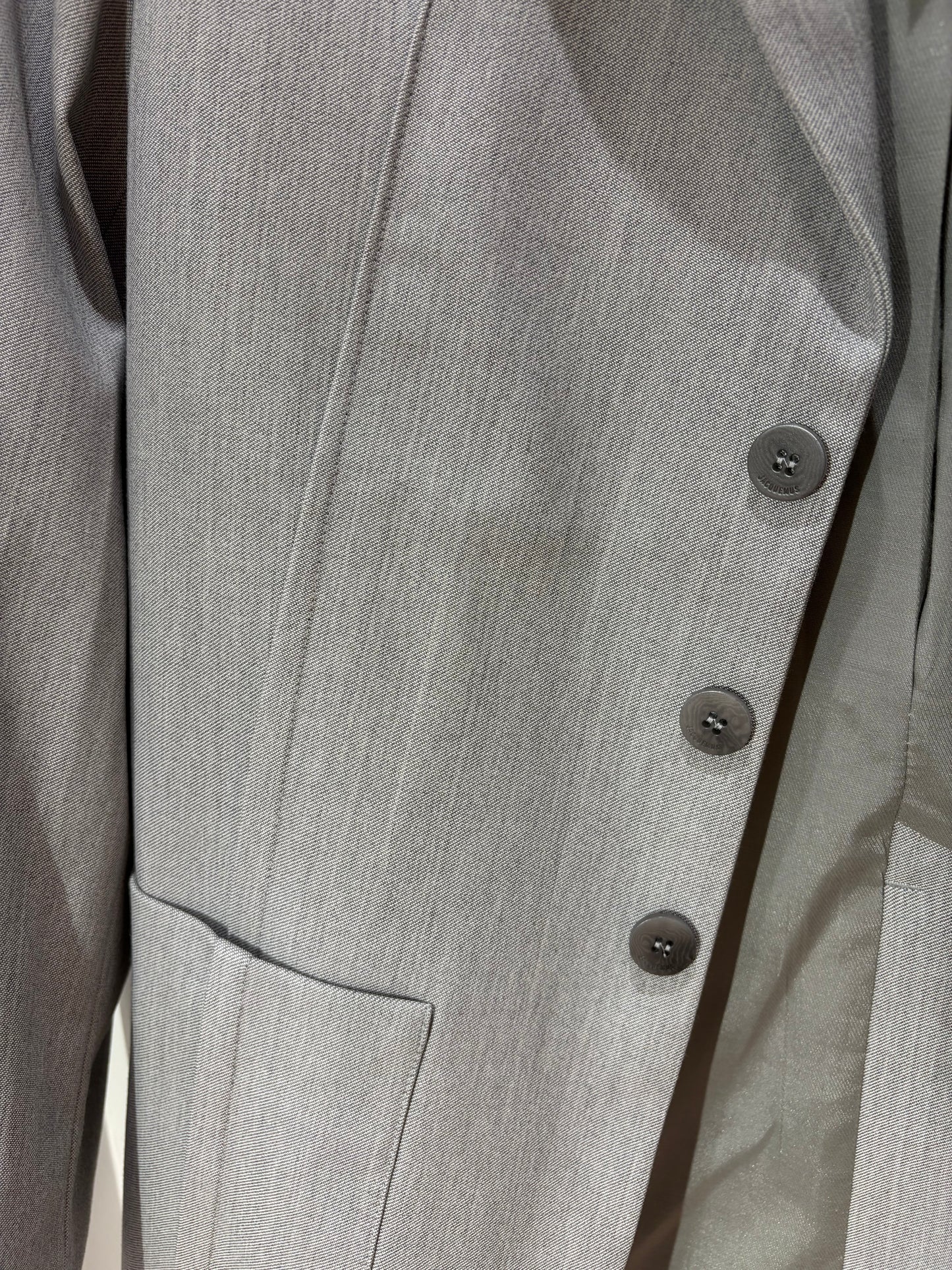 Jacquemus – Blazer La veste D’Homme avec pinces – Gris clair