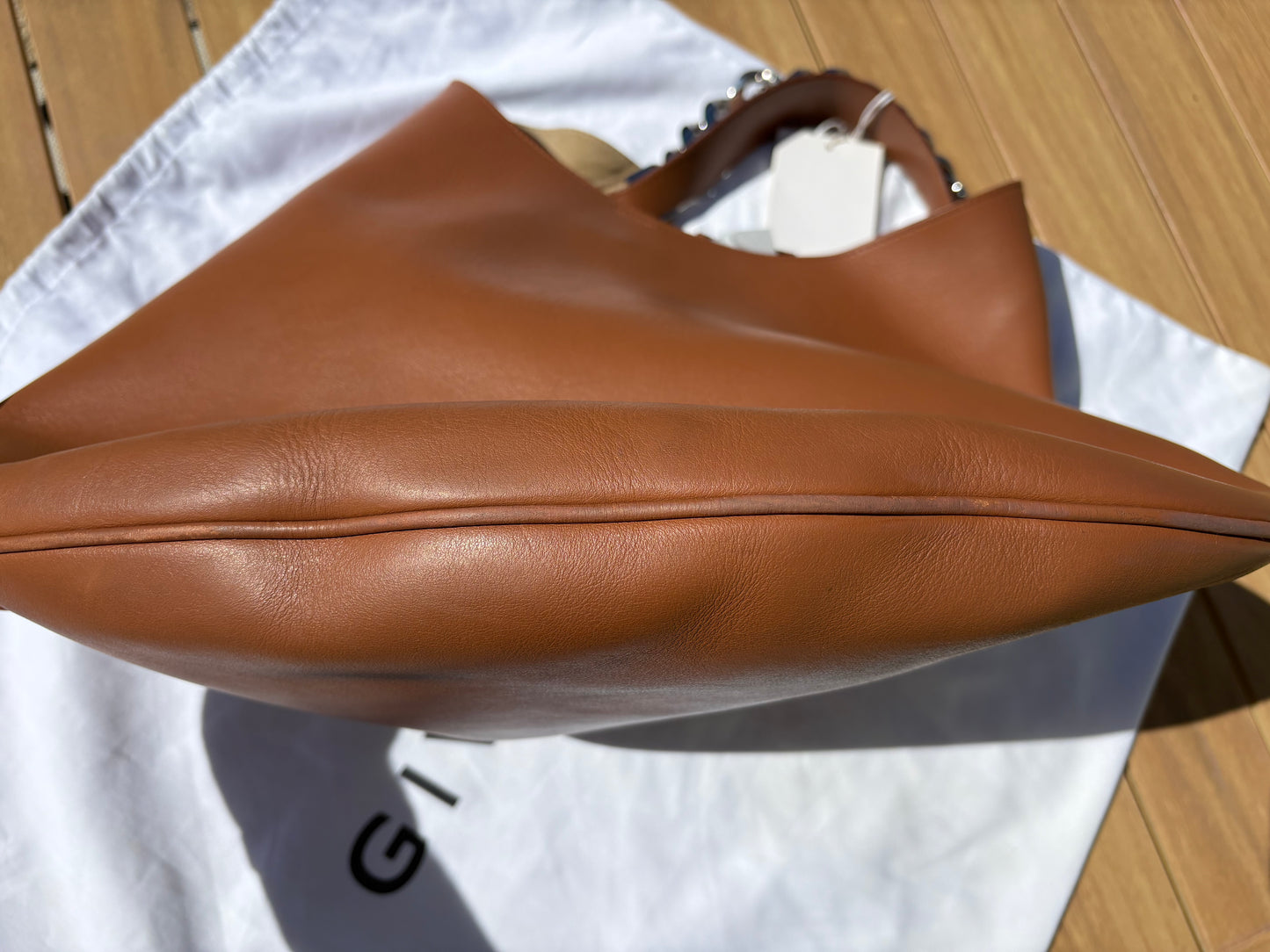 Givenchy Infinity Hobo en cuir camel