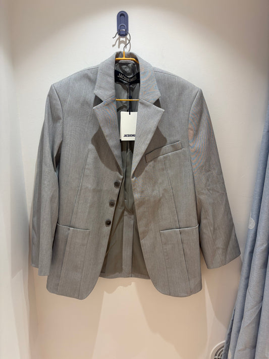 Jacquemus – Blazer La veste D’Homme avec pinces – Gris clair