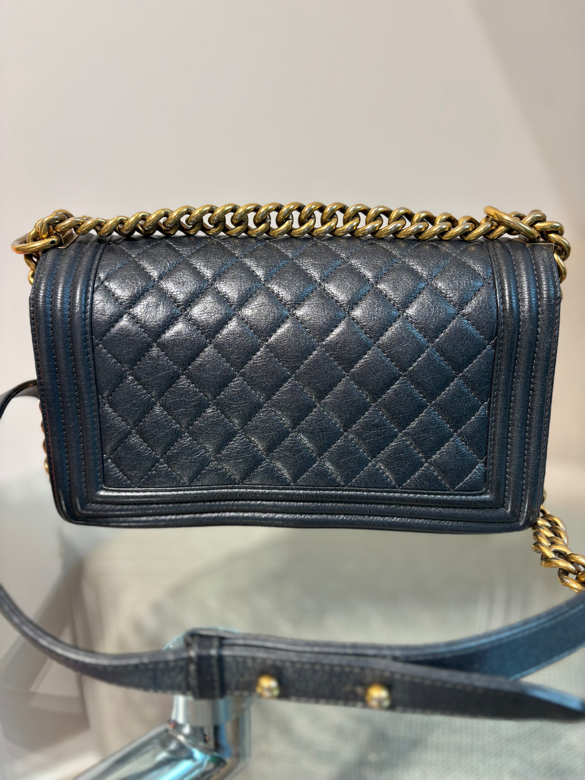 CHANEL Boy 25 – Cuir noir & bijouterie dorée 
