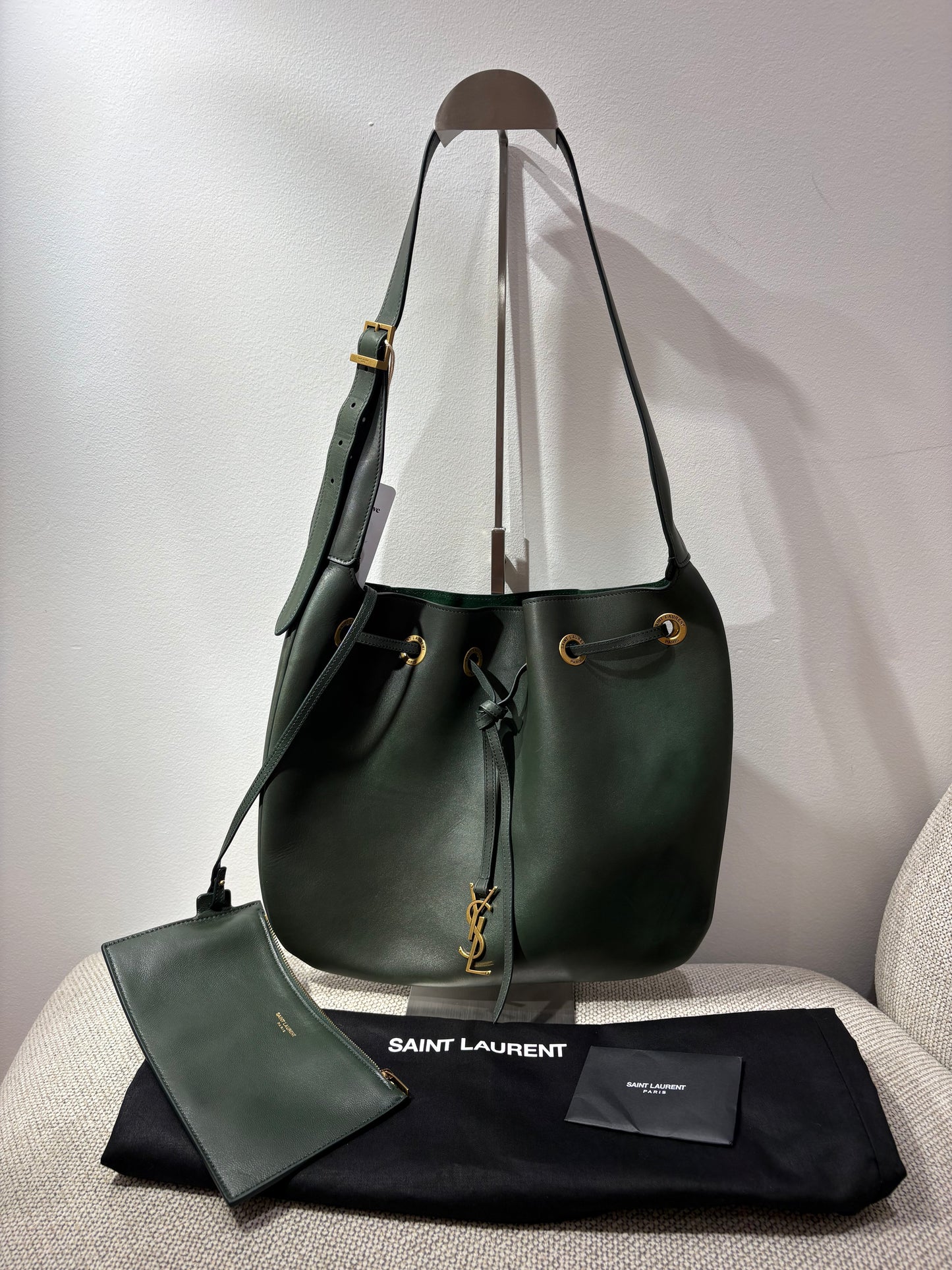 Saint Laurent Paris VII Medium Hobo Bag – Cuir lisse vert foncé