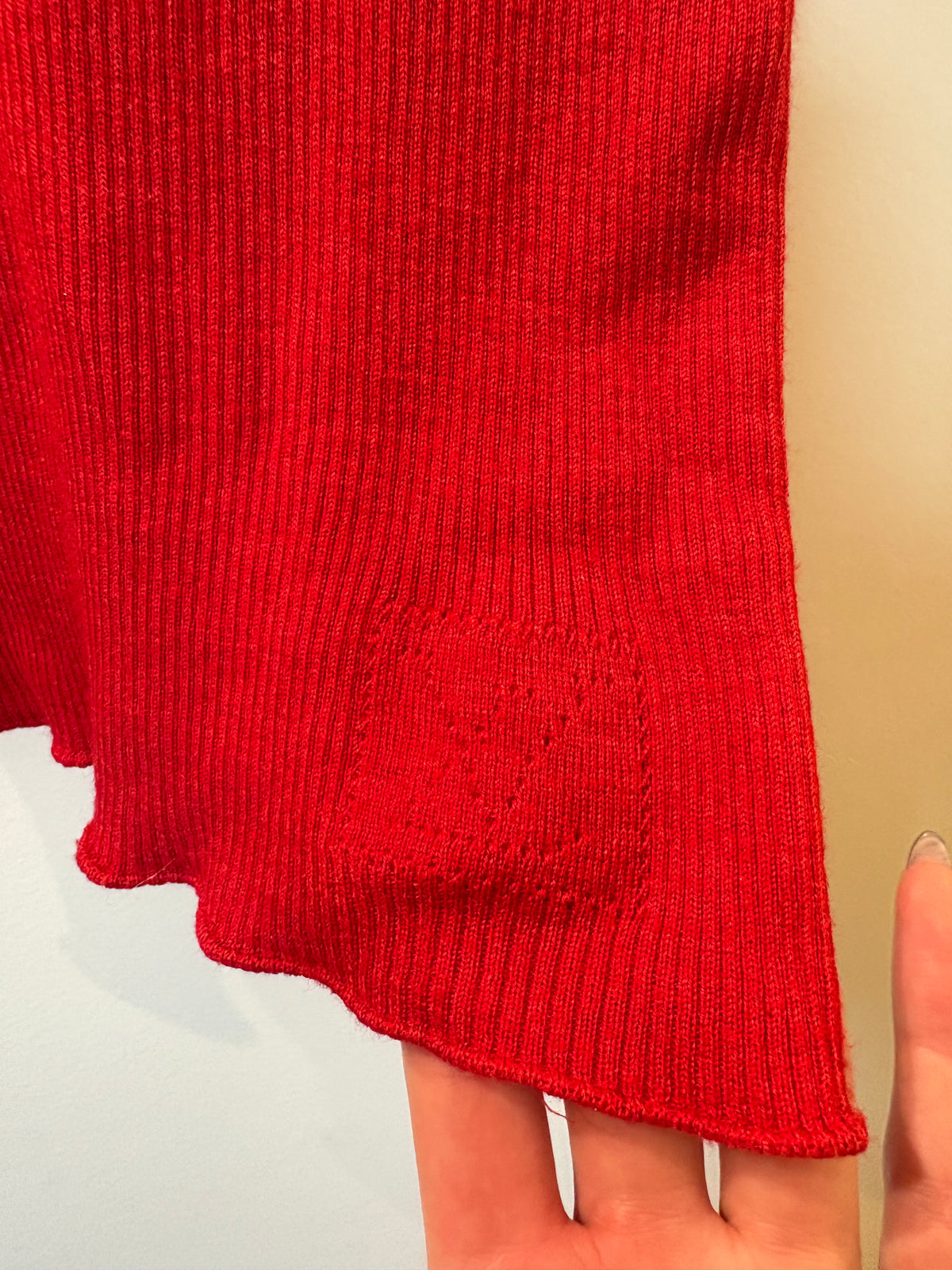LOUIS VUITTON – Haut en maille côtelée rouge en cachemire