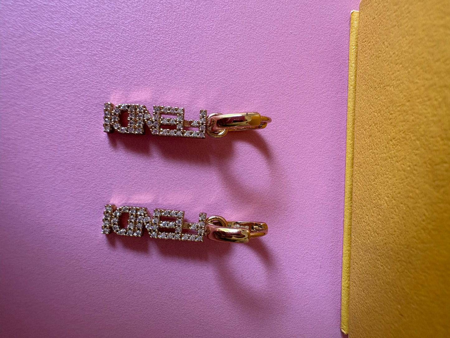 Boucles d’oreilles Fendi Fendigraphy Crystal – Doré & cristaux