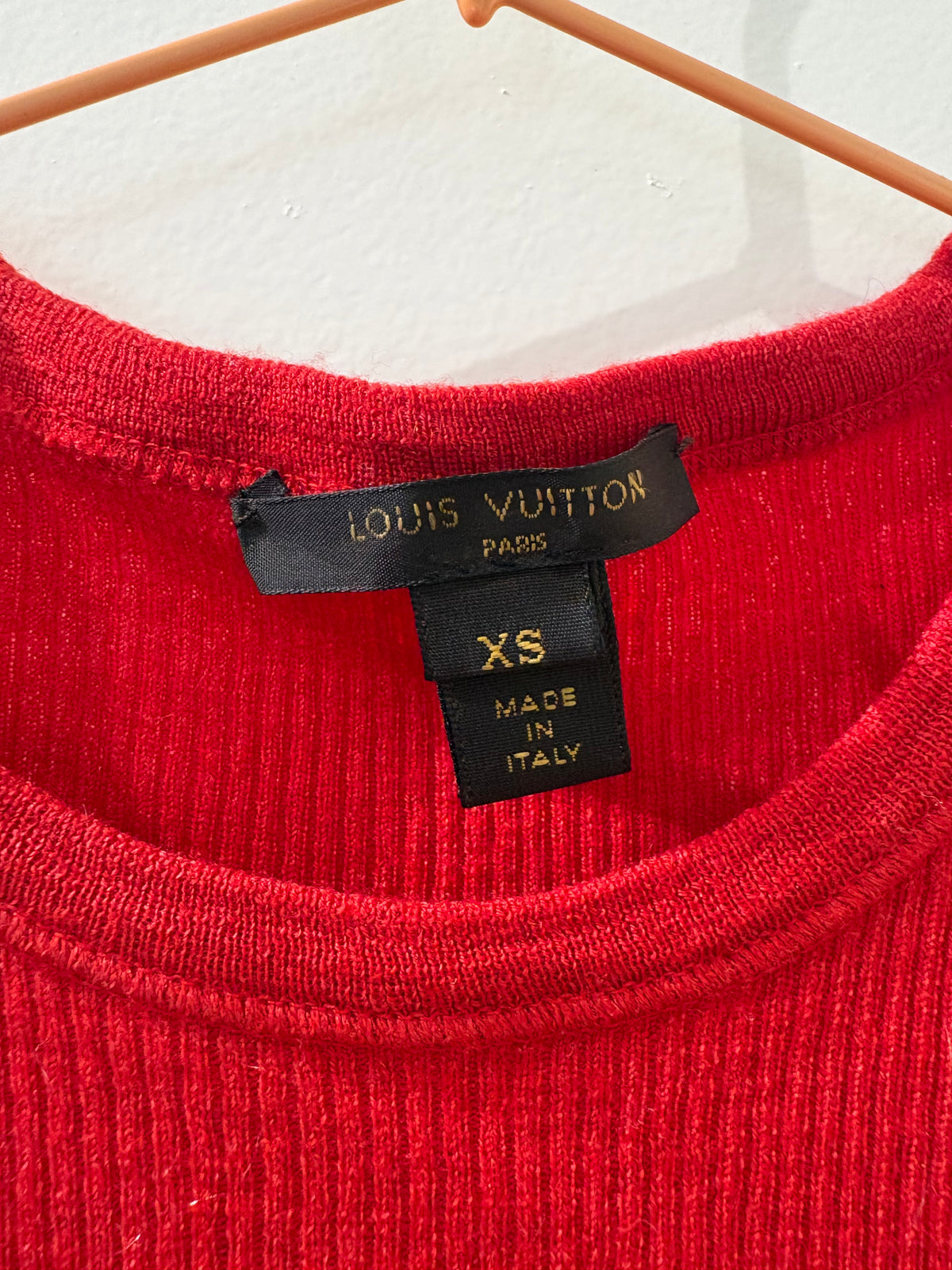LOUIS VUITTON – Haut en maille côtelée rouge en cachemire