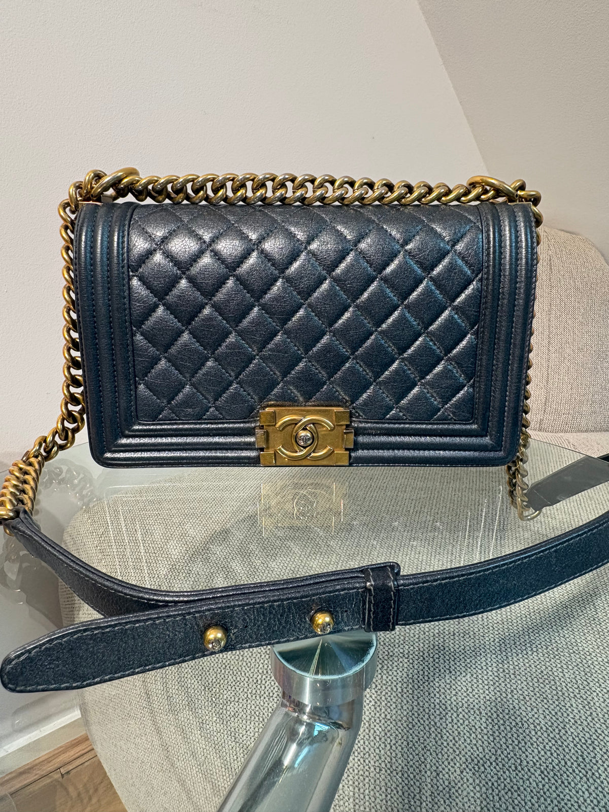 CHANEL Boy 25 – Cuir noir & bijouterie dorée 