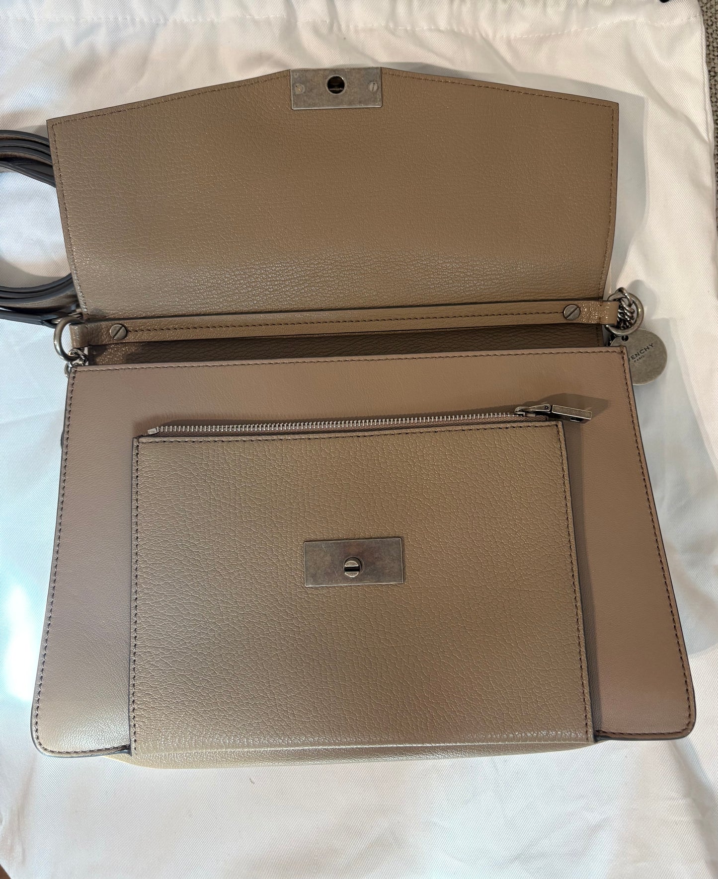 Givenchy GV3 – Sac à bandoulière en cuir taupe