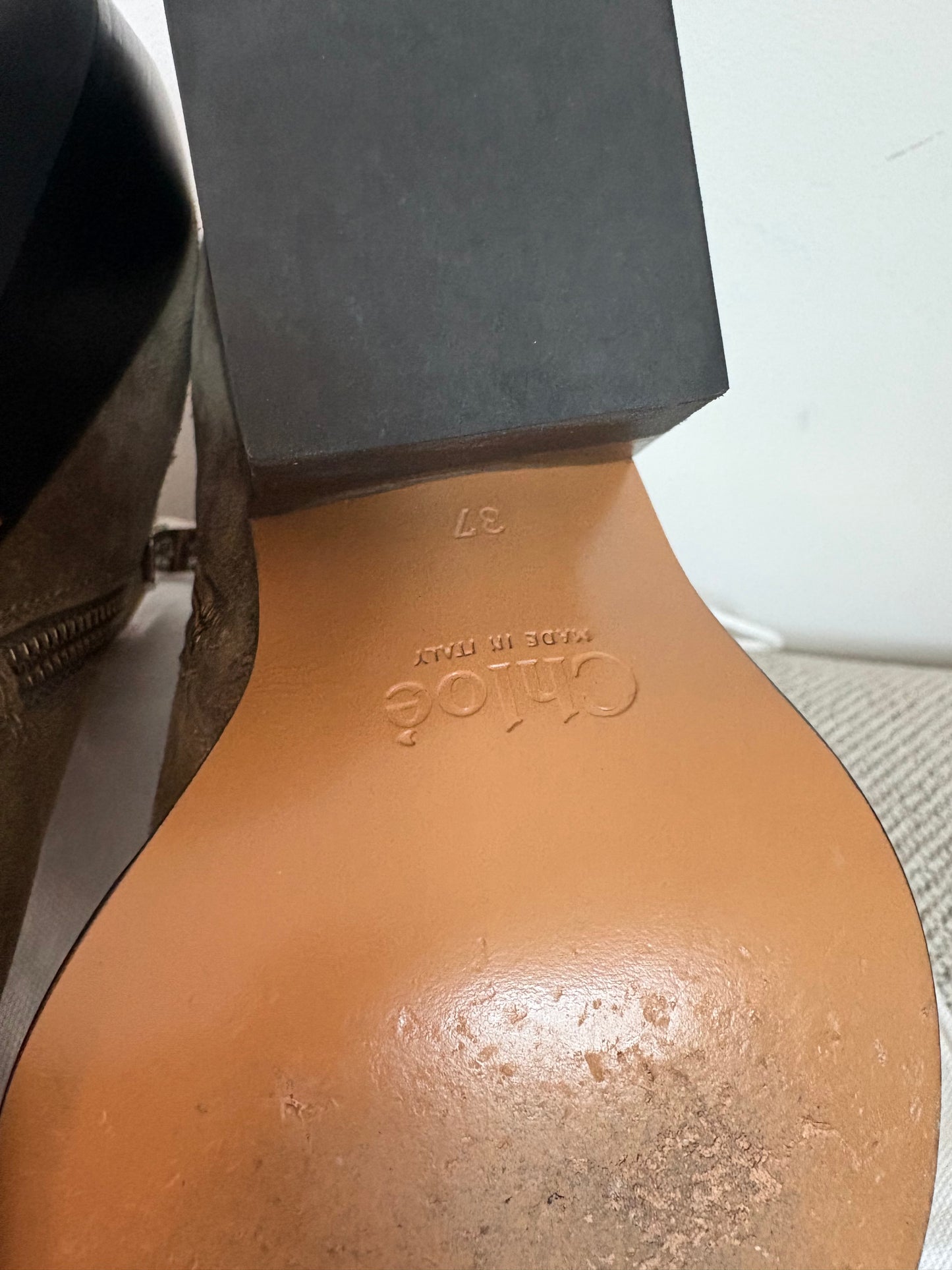 Chloé Rylee – Bottines en daim gris taupe