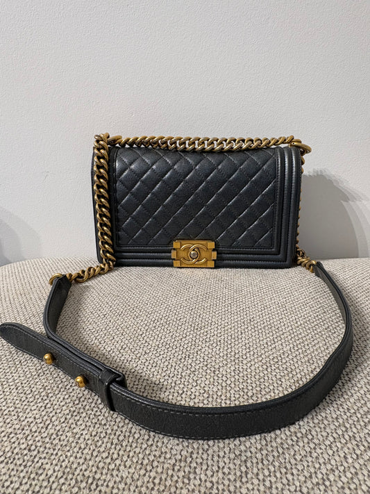 CHANEL Boy 25 – Cuir noir & bijouterie dorée 