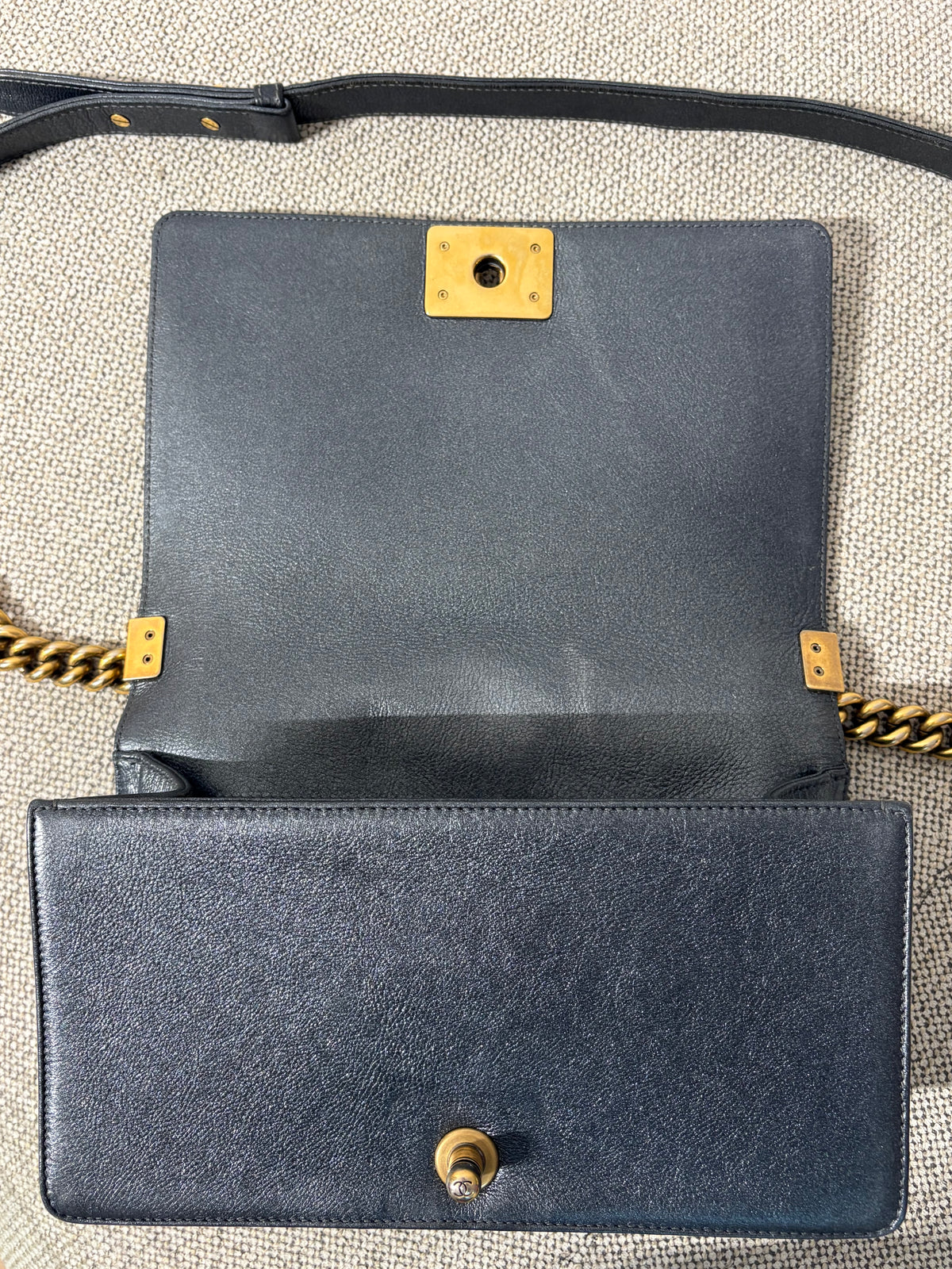 CHANEL Boy 25 – Cuir noir & bijouterie dorée 