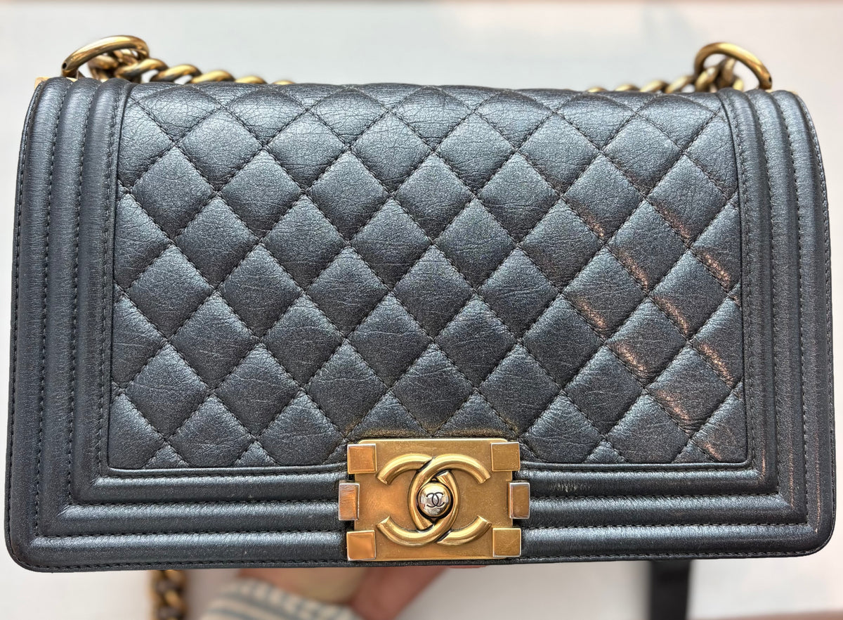 CHANEL Boy 25 – Cuir noir & bijouterie dorée 