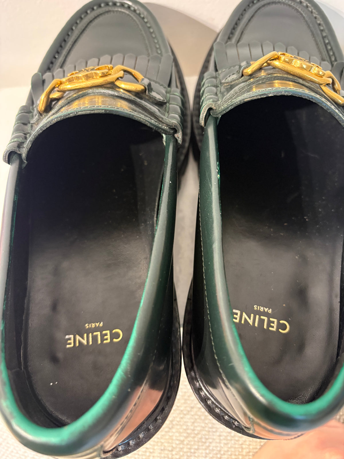 Mocassins CELINE en cuir vert foncé à chaîne dorée –