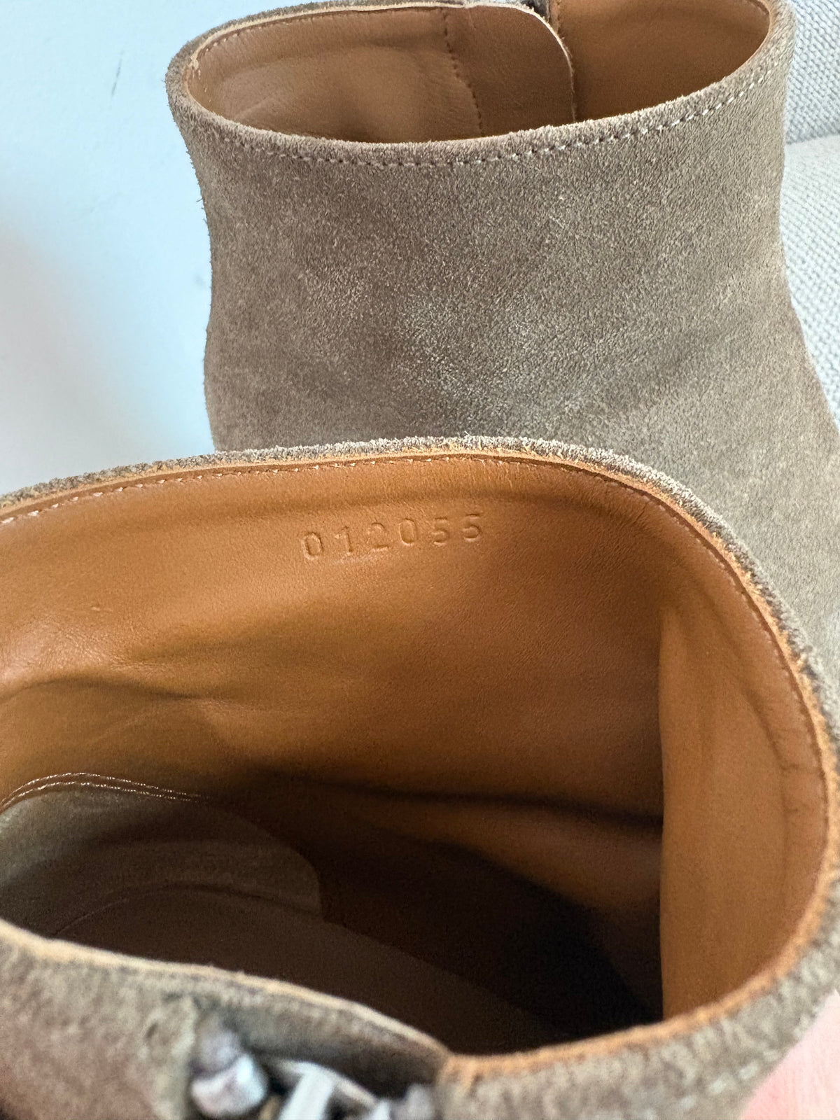 Chloé Rylee – Bottines en daim gris taupe