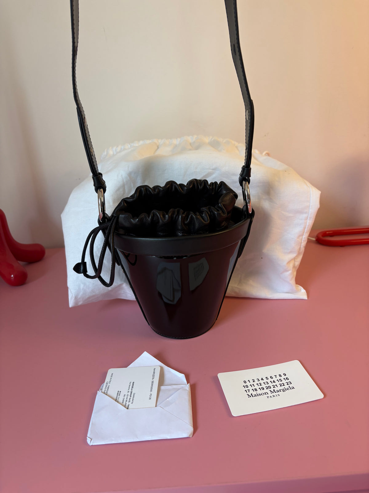 Sac seau Maison Margiela noir en cuir verni | État neuf