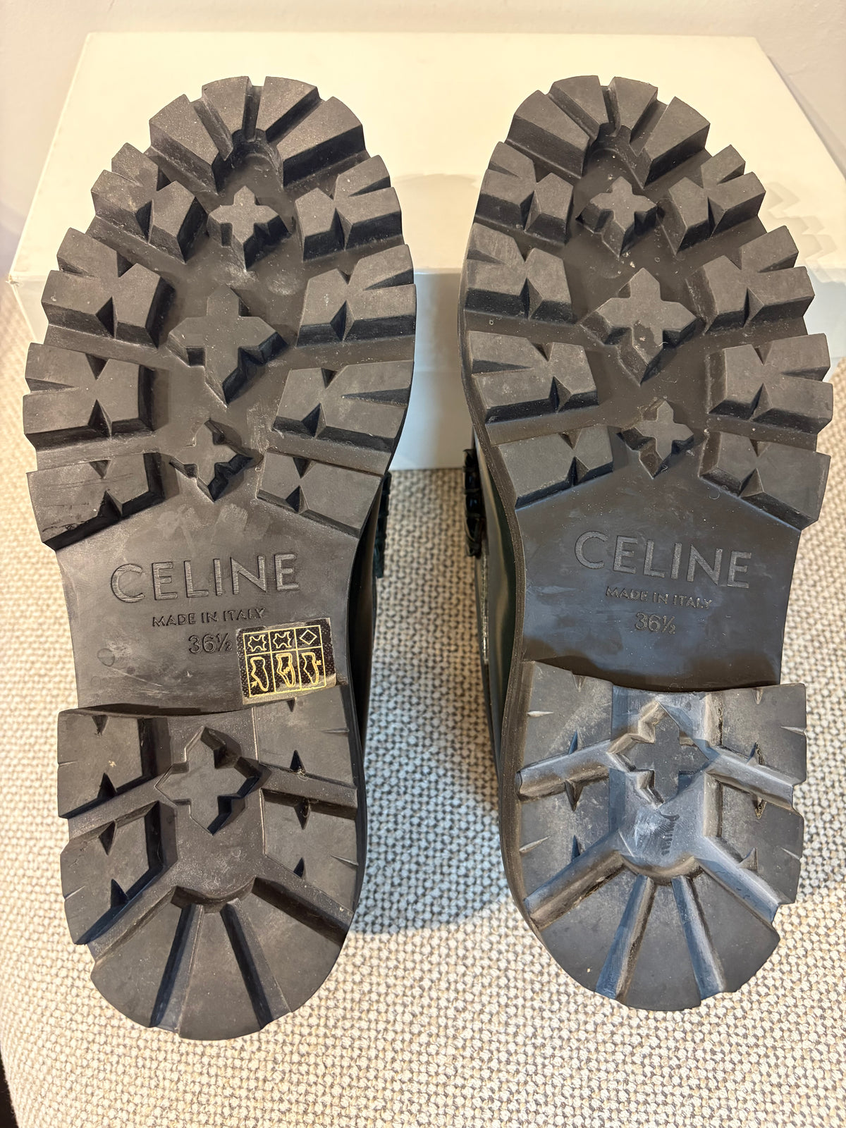 Mocassins CELINE en cuir vert foncé à chaîne dorée –