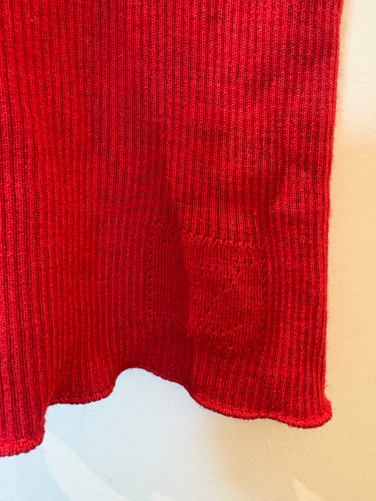 LOUIS VUITTON – Haut en maille côtelée rouge en cachemire