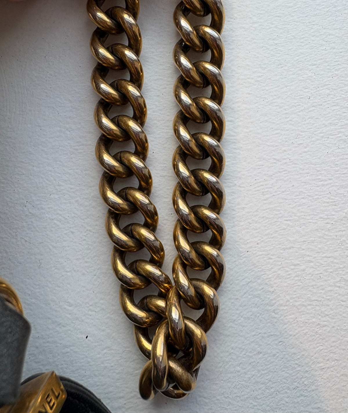 CHANEL Boy 25 – Cuir noir & bijouterie dorée 