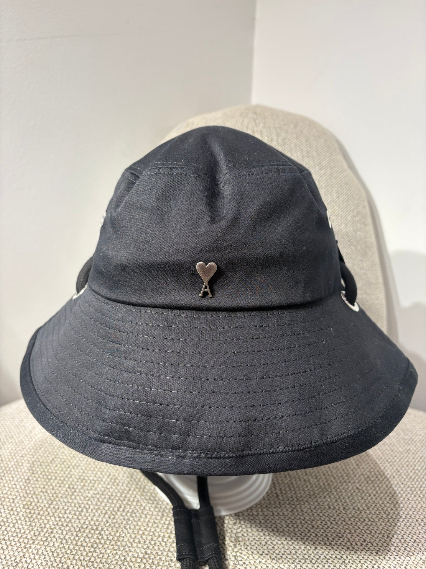 Bob AMI Alexandre Mattiussi noir – logo cœur
