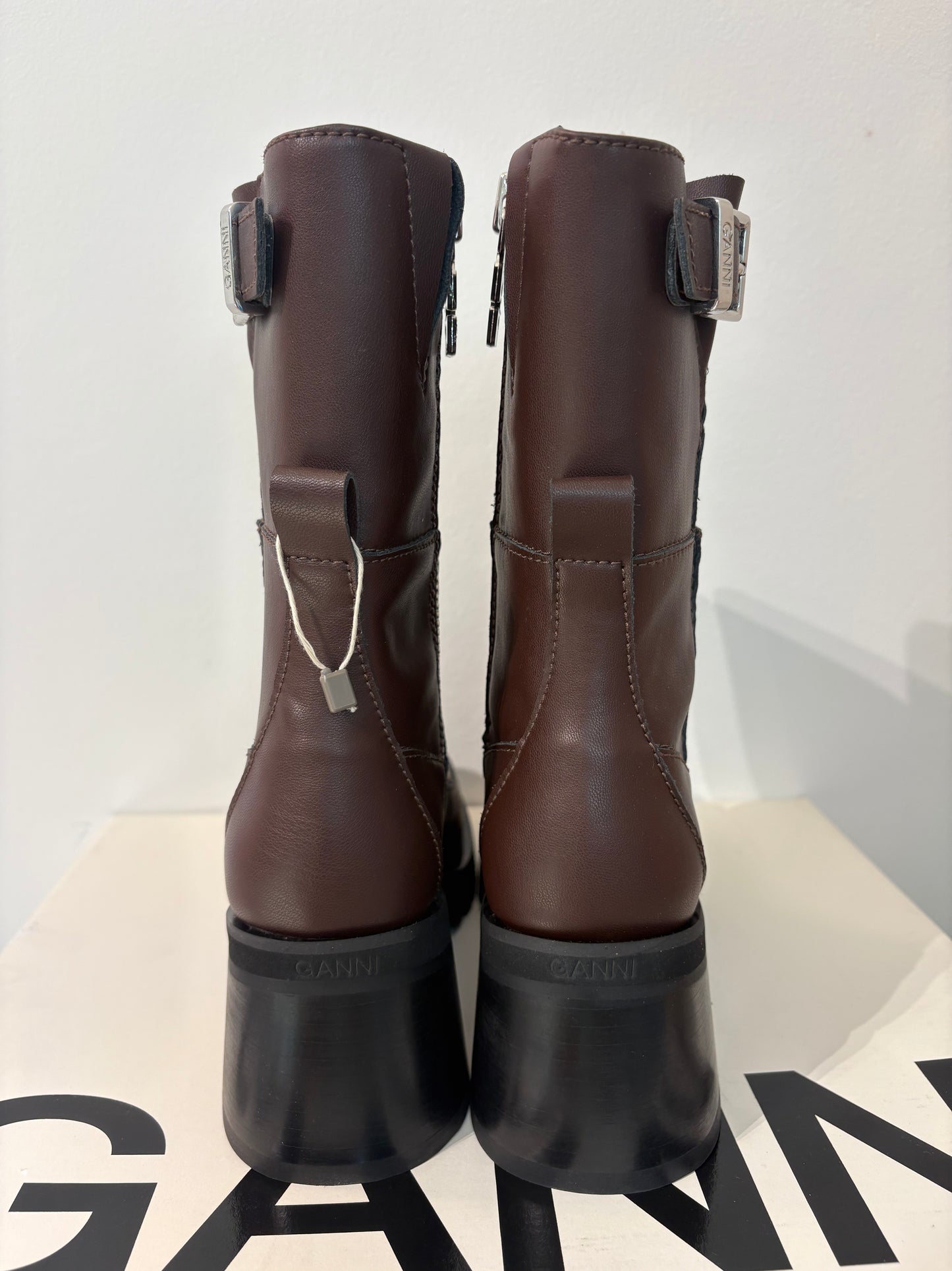 GANNI – Bottines à boucles en cuir mélangé marron chocolat