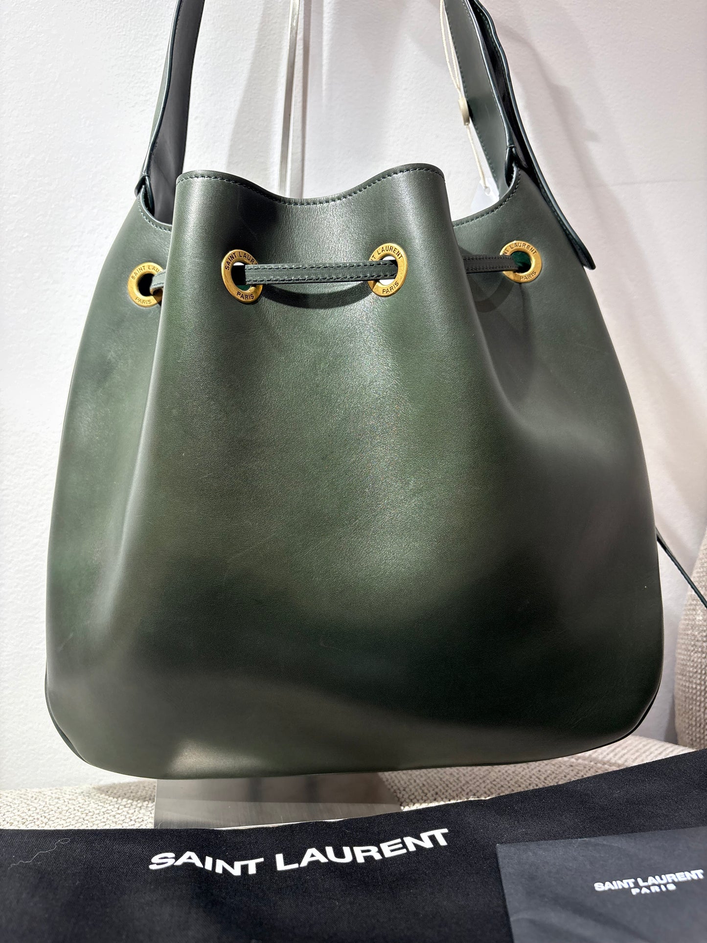 Saint Laurent Paris VII Medium Hobo Bag – Cuir lisse vert foncé