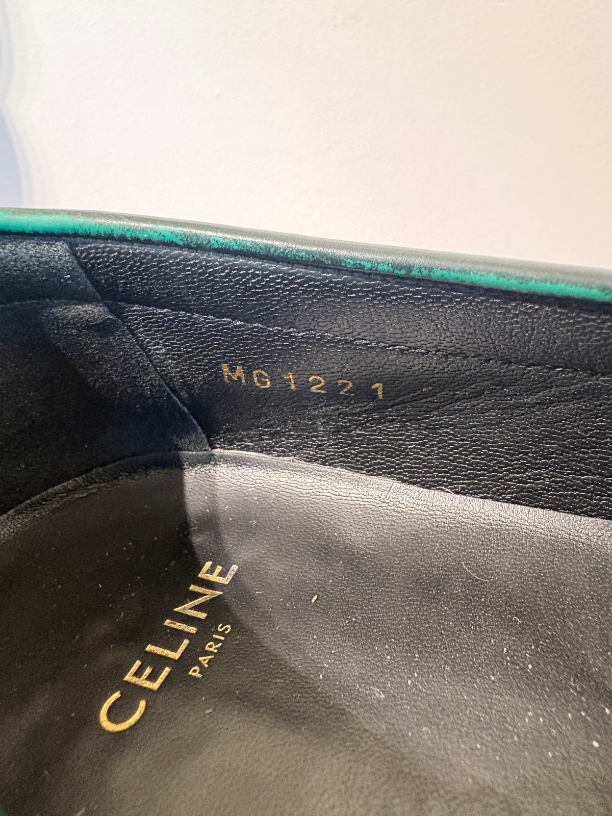 Mocassins CELINE en cuir vert foncé à chaîne dorée –
