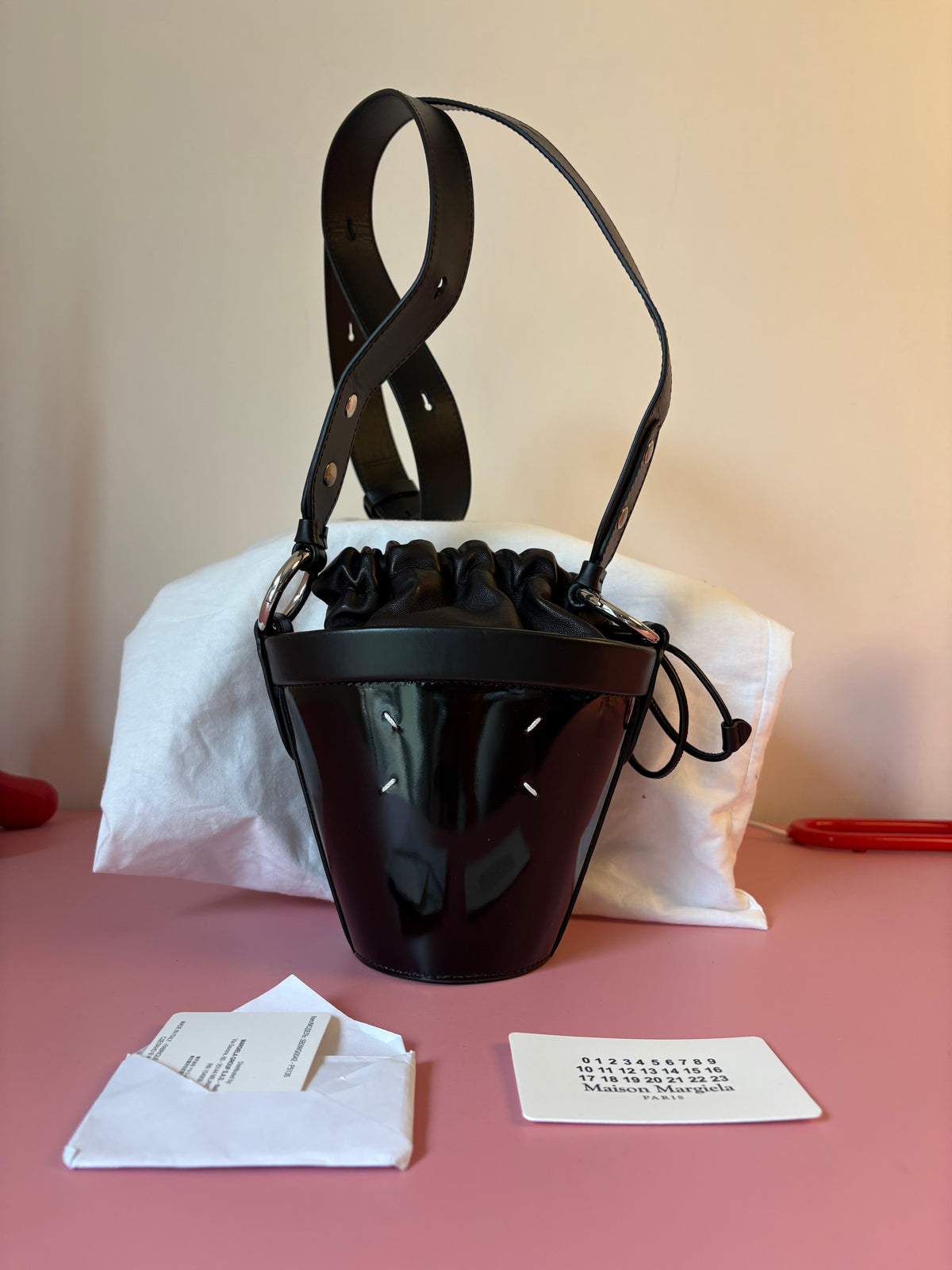 Sac seau Maison Margiela noir en cuir verni | État neuf