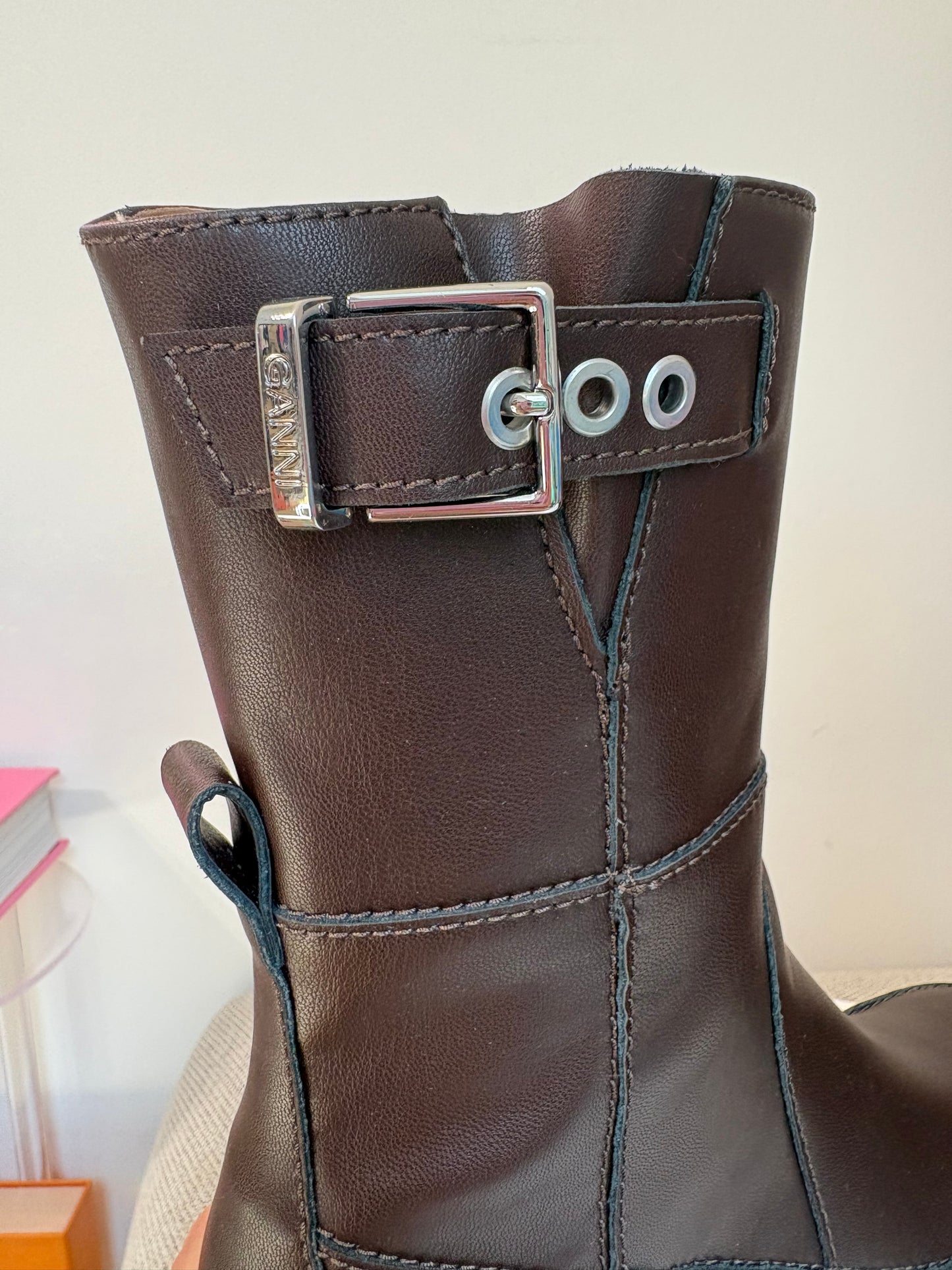GANNI – Bottines à boucles en cuir mélangé marron chocolat