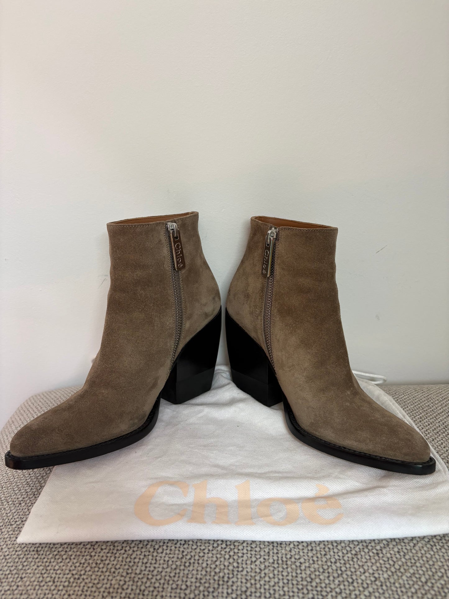 Chloé Rylee – Bottines en daim gris taupe