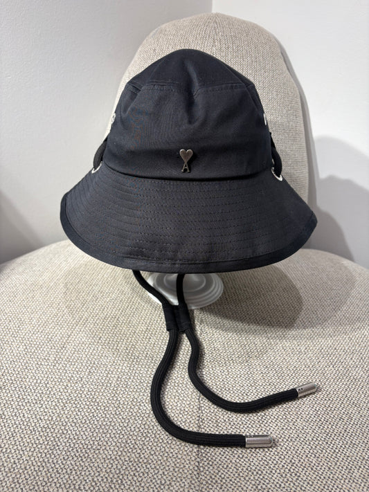 Bob AMI Alexandre Mattiussi noir – logo cœur