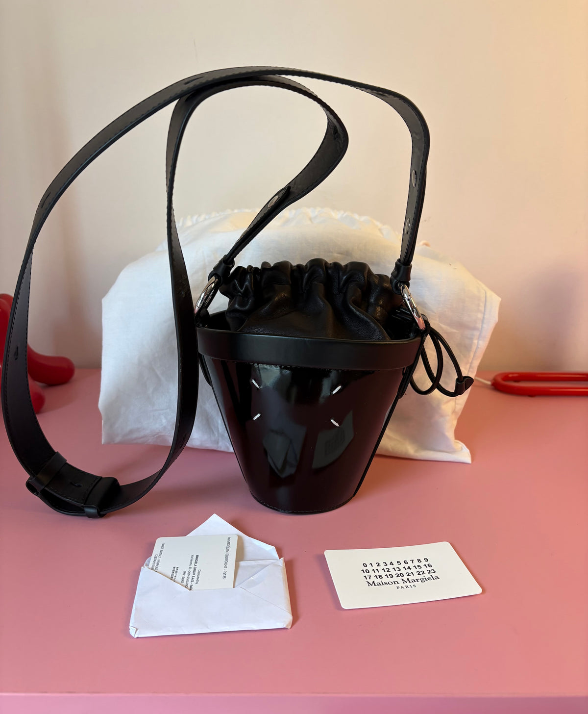 Sac seau Maison Margiela noir en cuir verni | État neuf