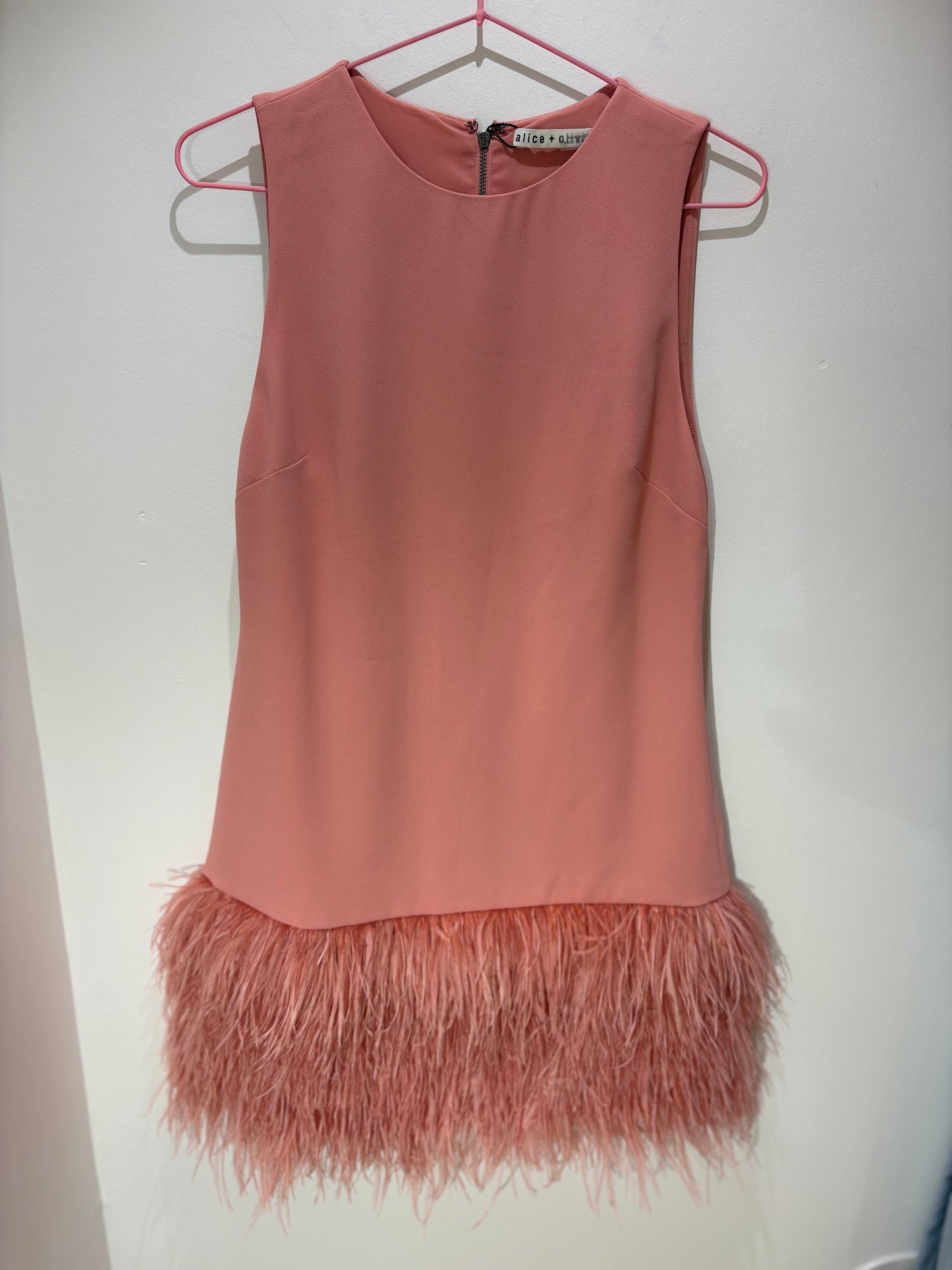 Robe Alice + Olivia Coley à plumes rose – Neuve avec étiquette