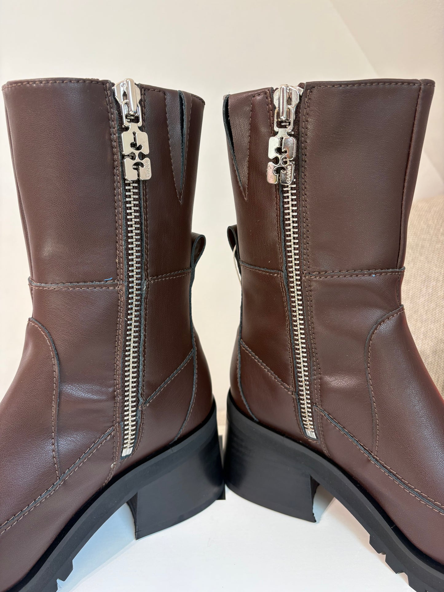 GANNI – Bottines à boucles en cuir mélangé marron chocolat