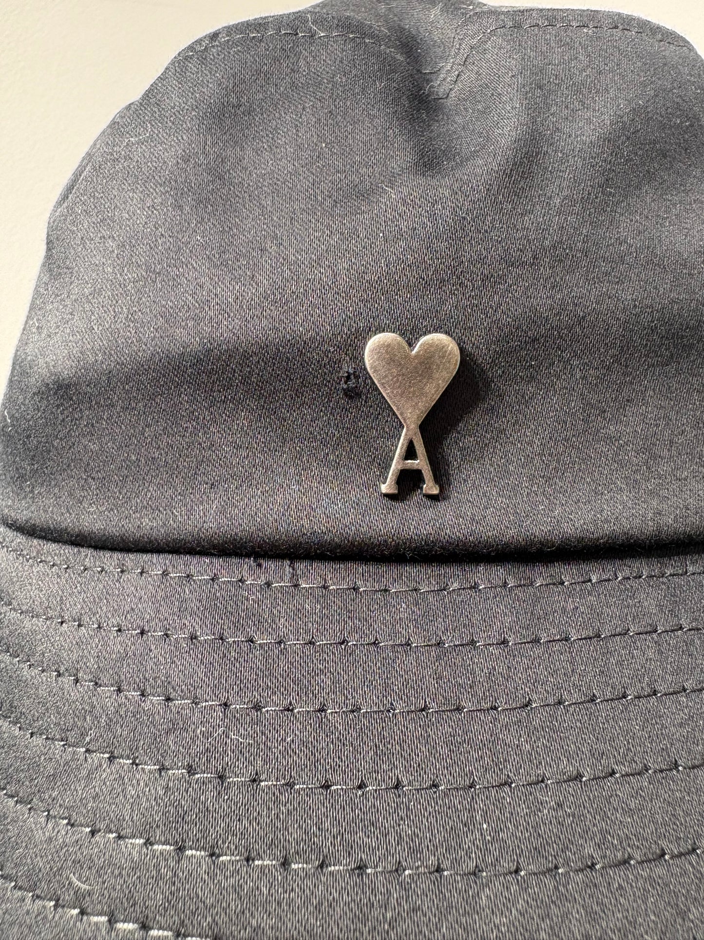 Bob AMI Alexandre Mattiussi noir – logo cœur