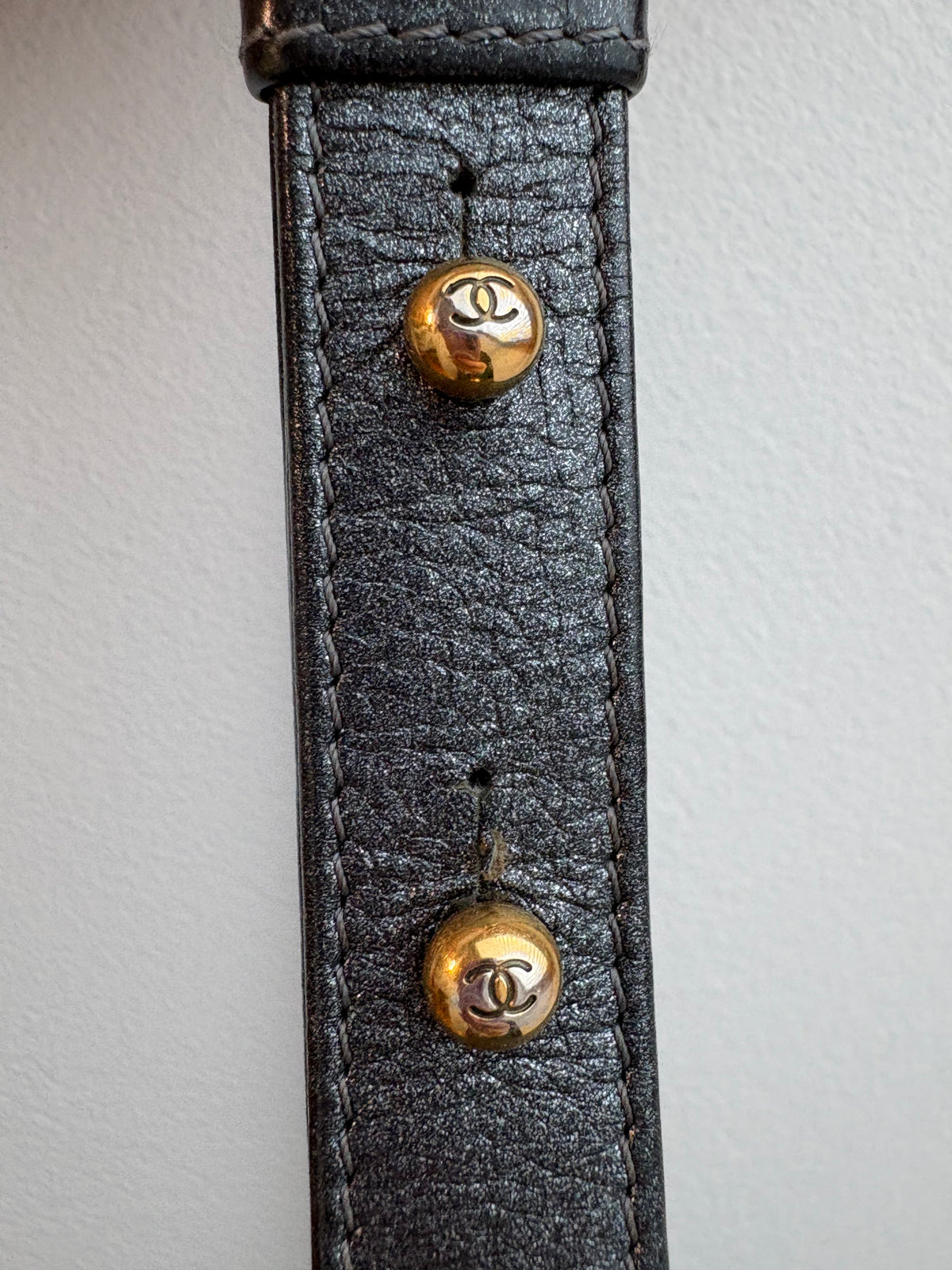 CHANEL Boy 25 – Cuir noir & bijouterie dorée 
