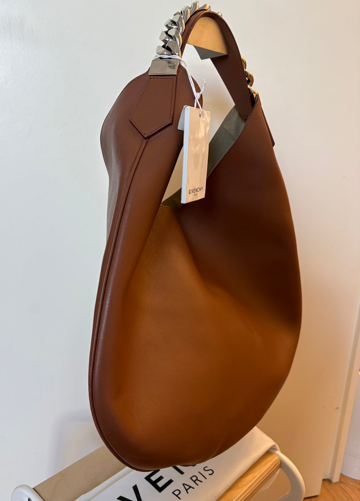 Givenchy Infinity Hobo en cuir camel