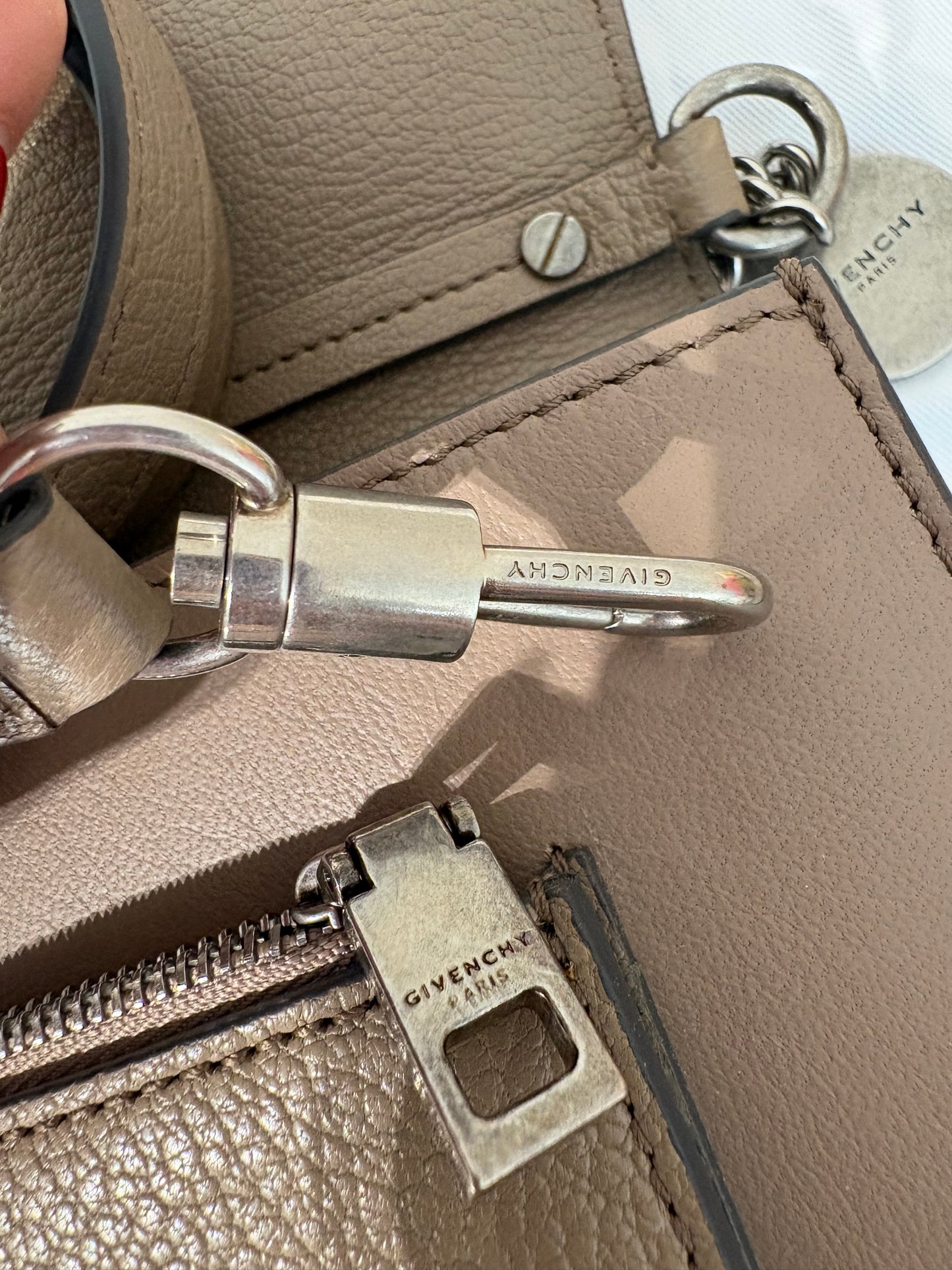 Givenchy GV3 – Sac à bandoulière en cuir taupe