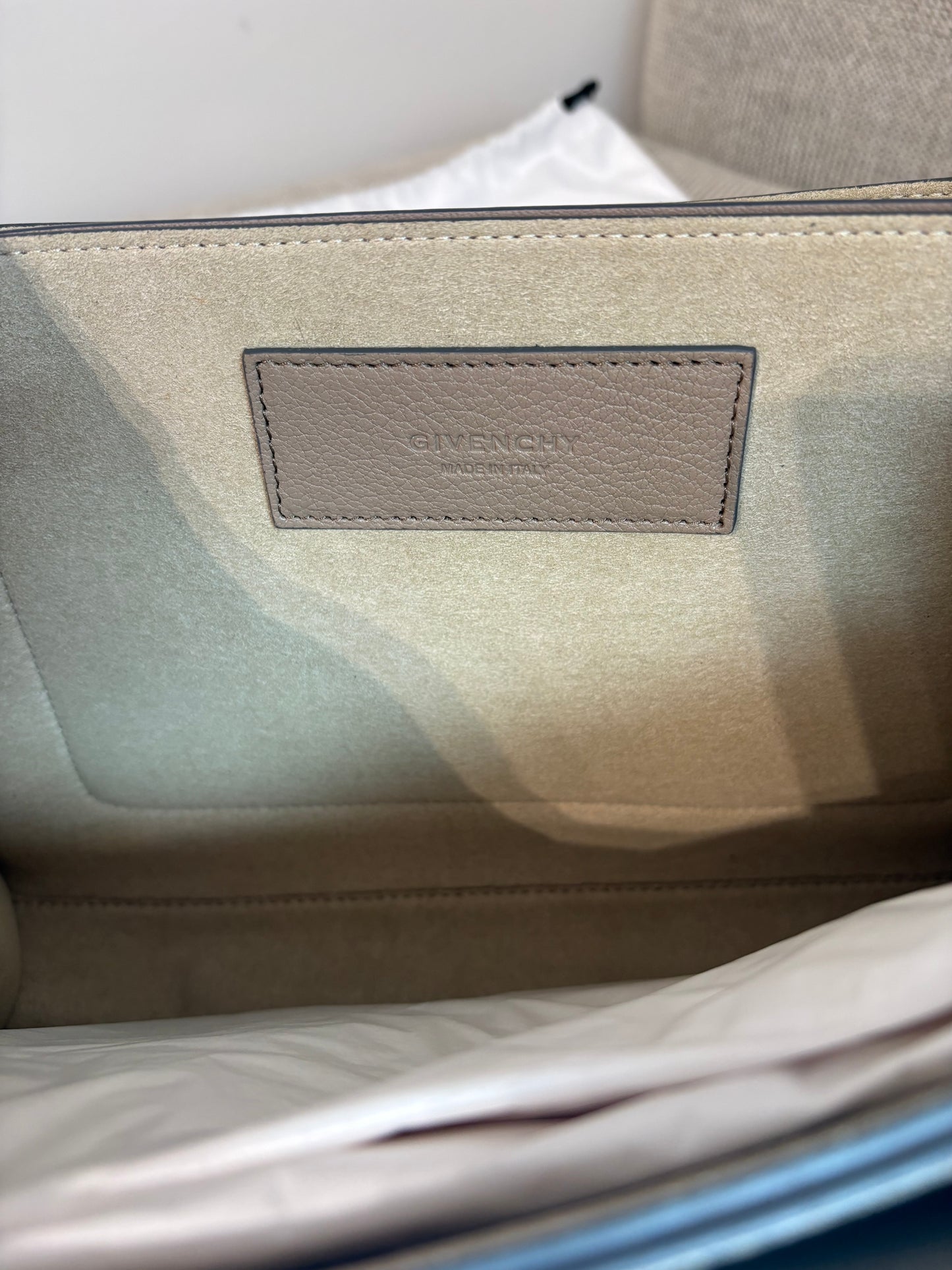 Givenchy GV3 – Sac à bandoulière en cuir taupe