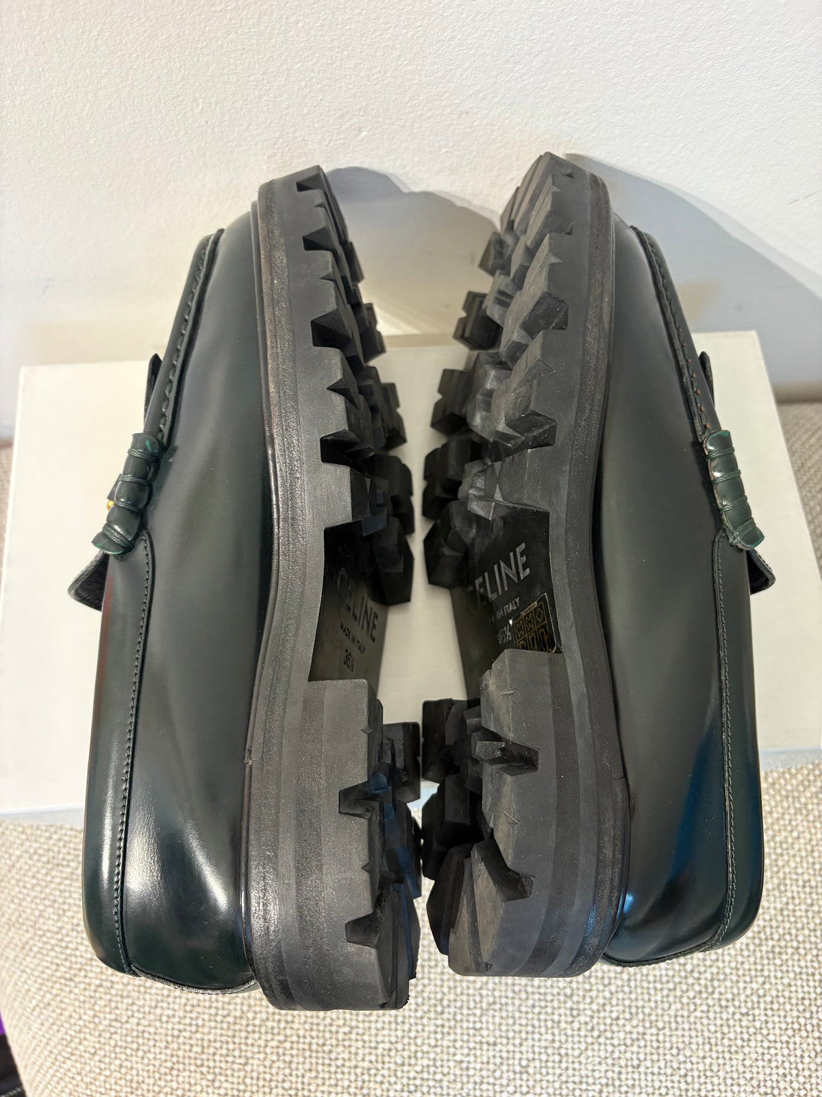 Mocassins CELINE en cuir vert foncé à chaîne dorée –