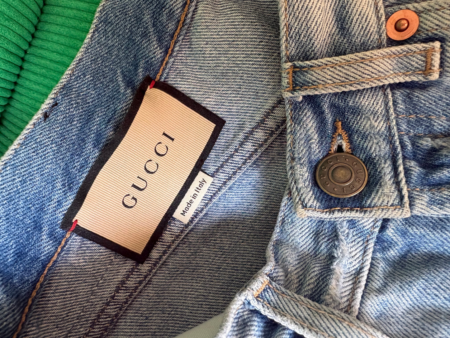Short en denim Gucci avec motif appliqué