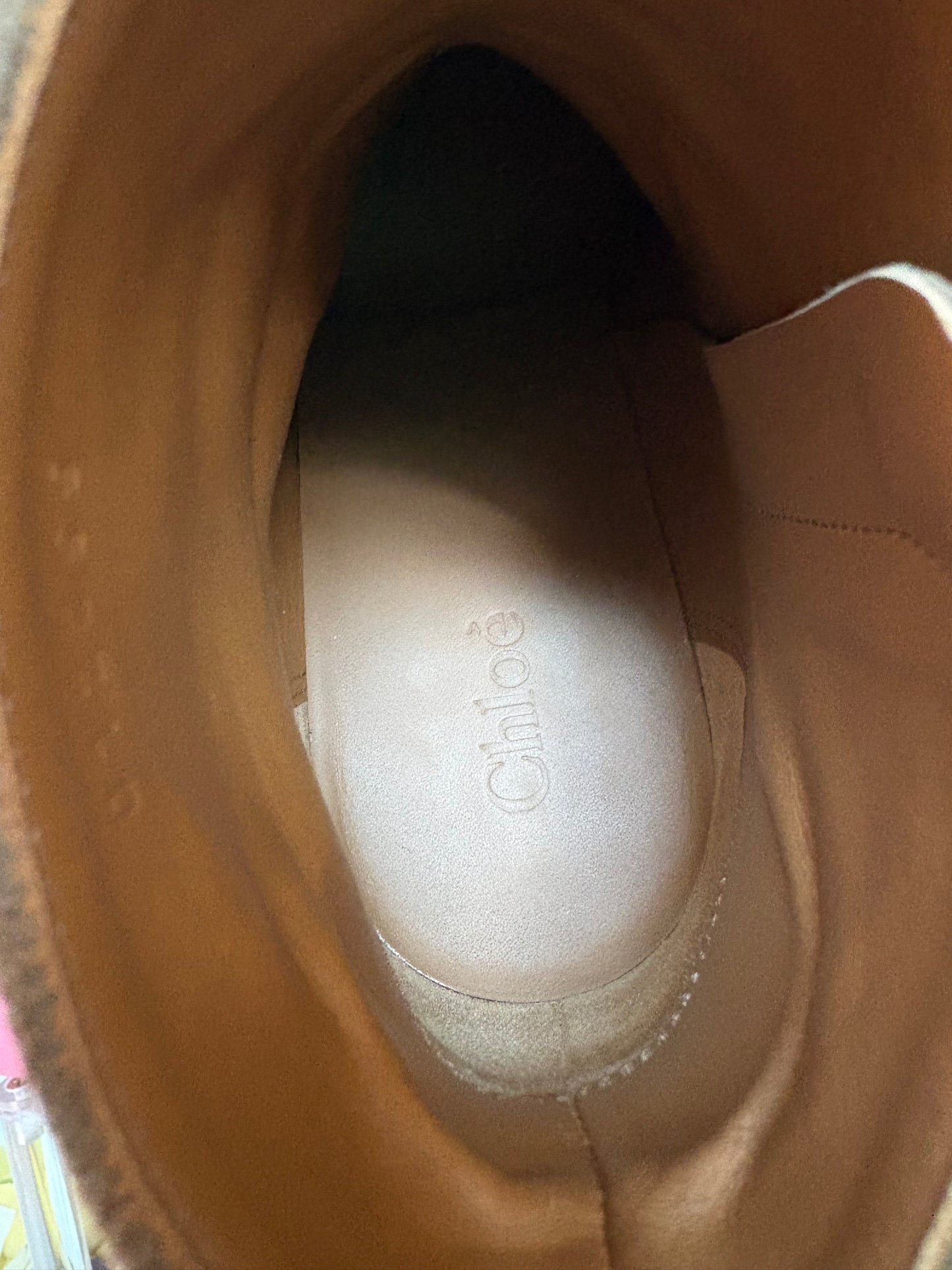 Chloé Rylee – Bottines en daim gris taupe