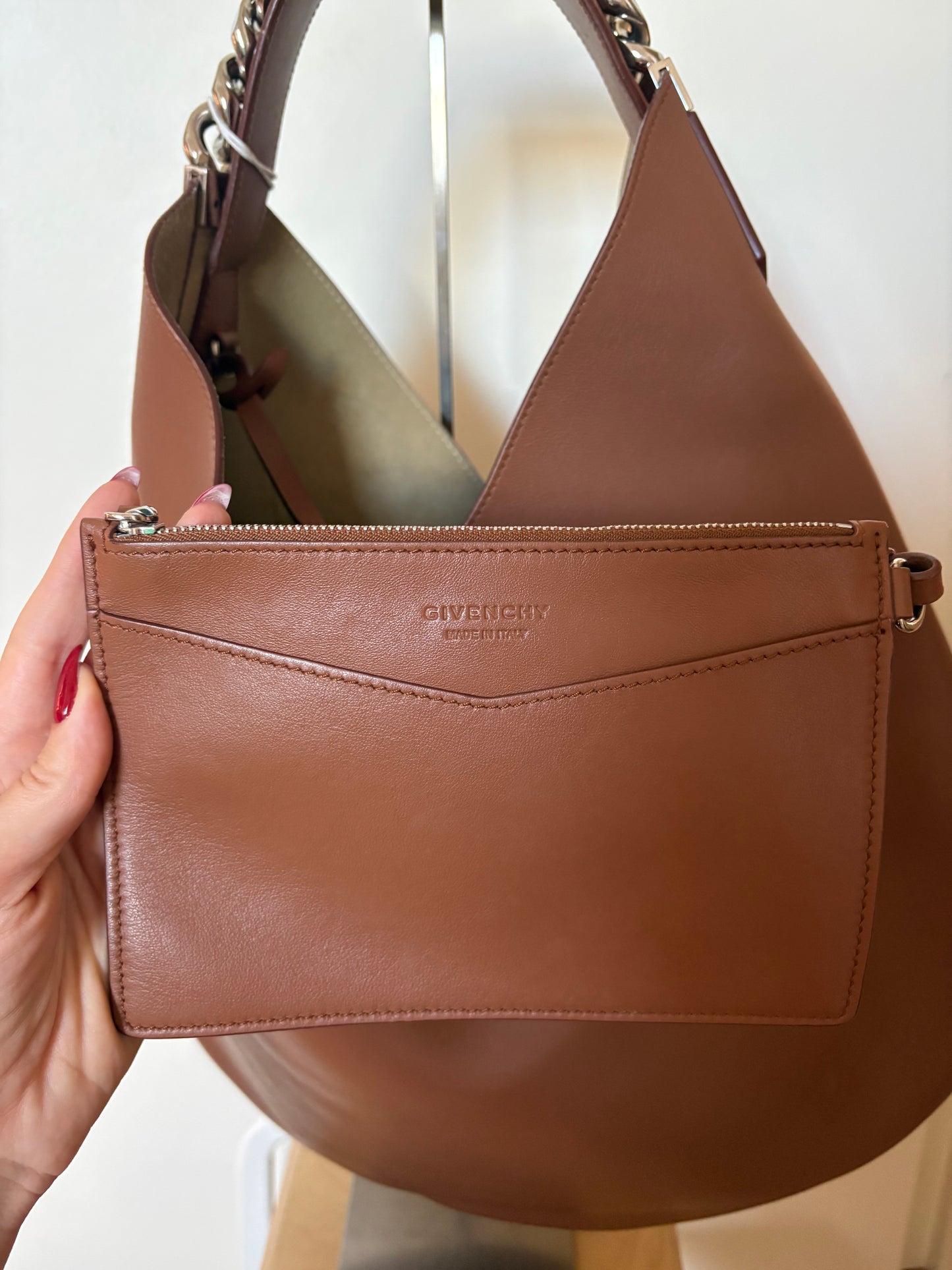Givenchy Infinity Hobo en cuir camel