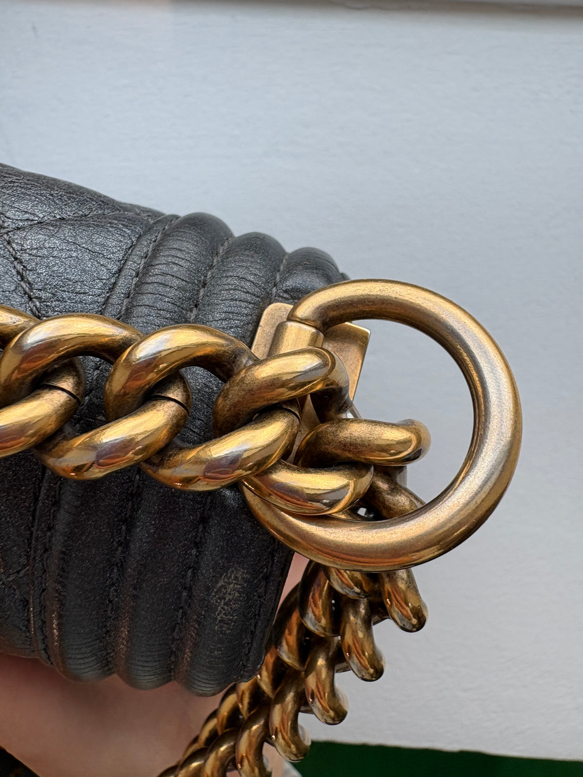 CHANEL Boy 25 – Cuir noir & bijouterie dorée 