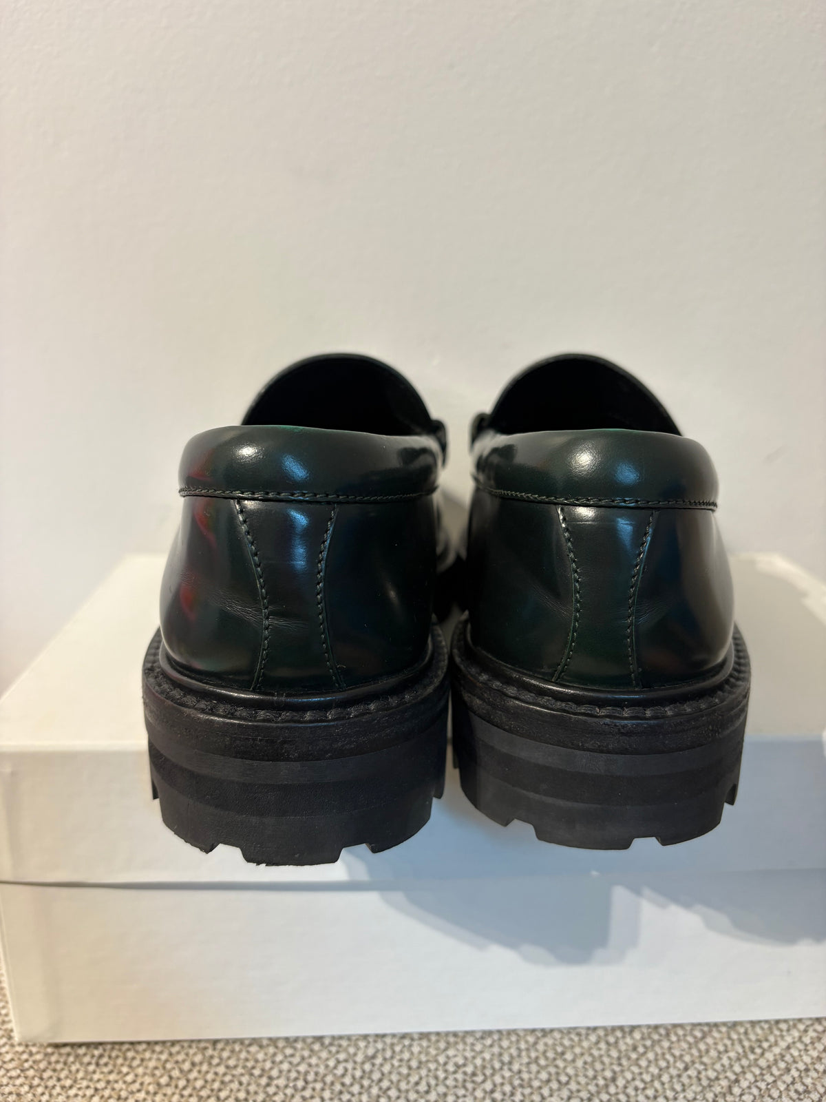 Mocassins CELINE en cuir vert foncé à chaîne dorée –
