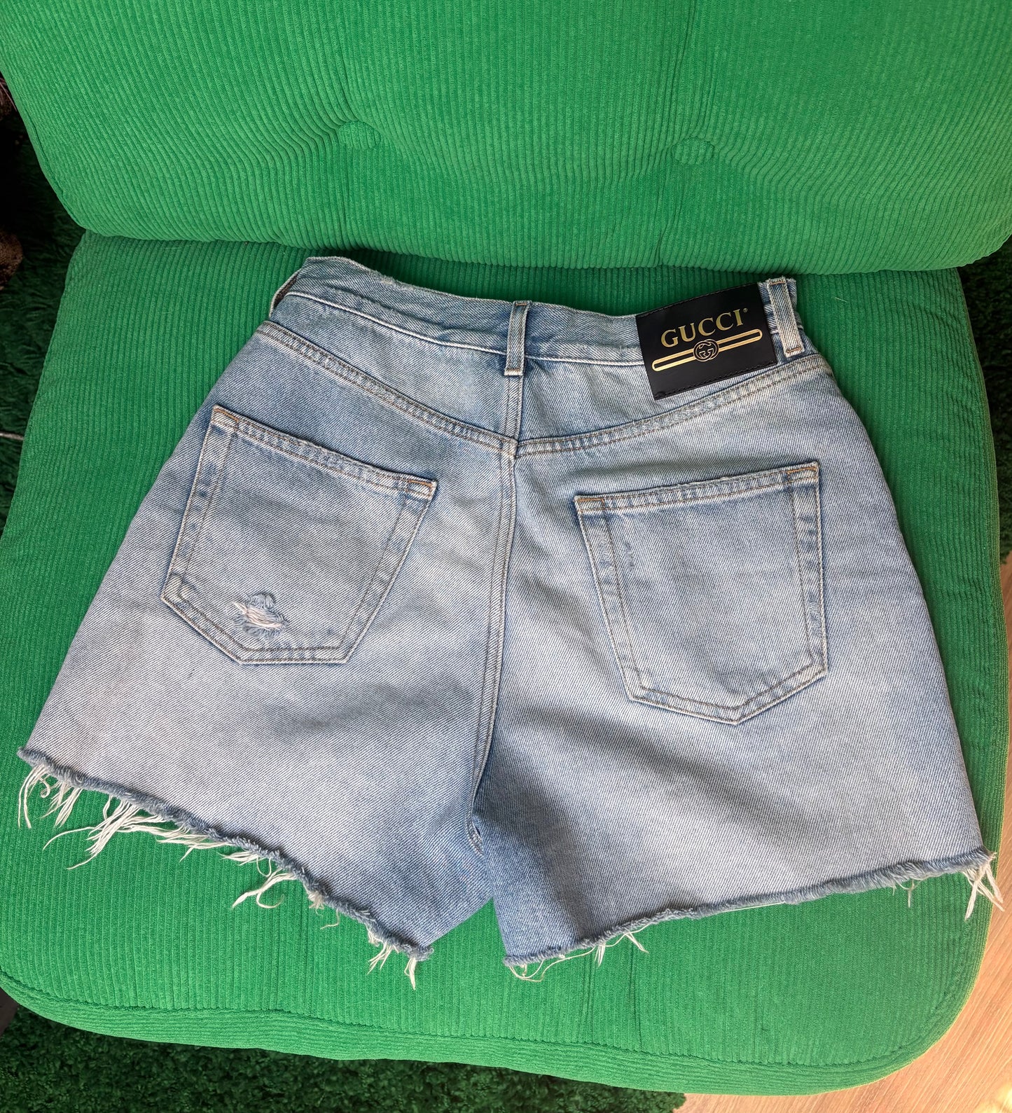 Short en denim Gucci avec motif appliqué