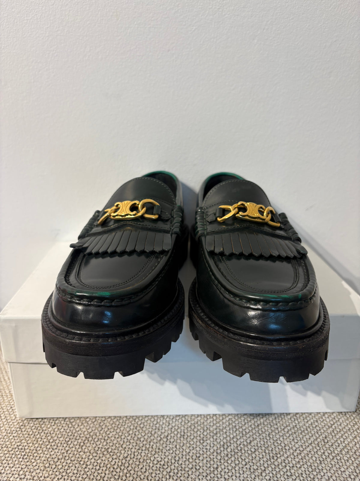 Mocassins CELINE en cuir vert foncé à chaîne dorée –