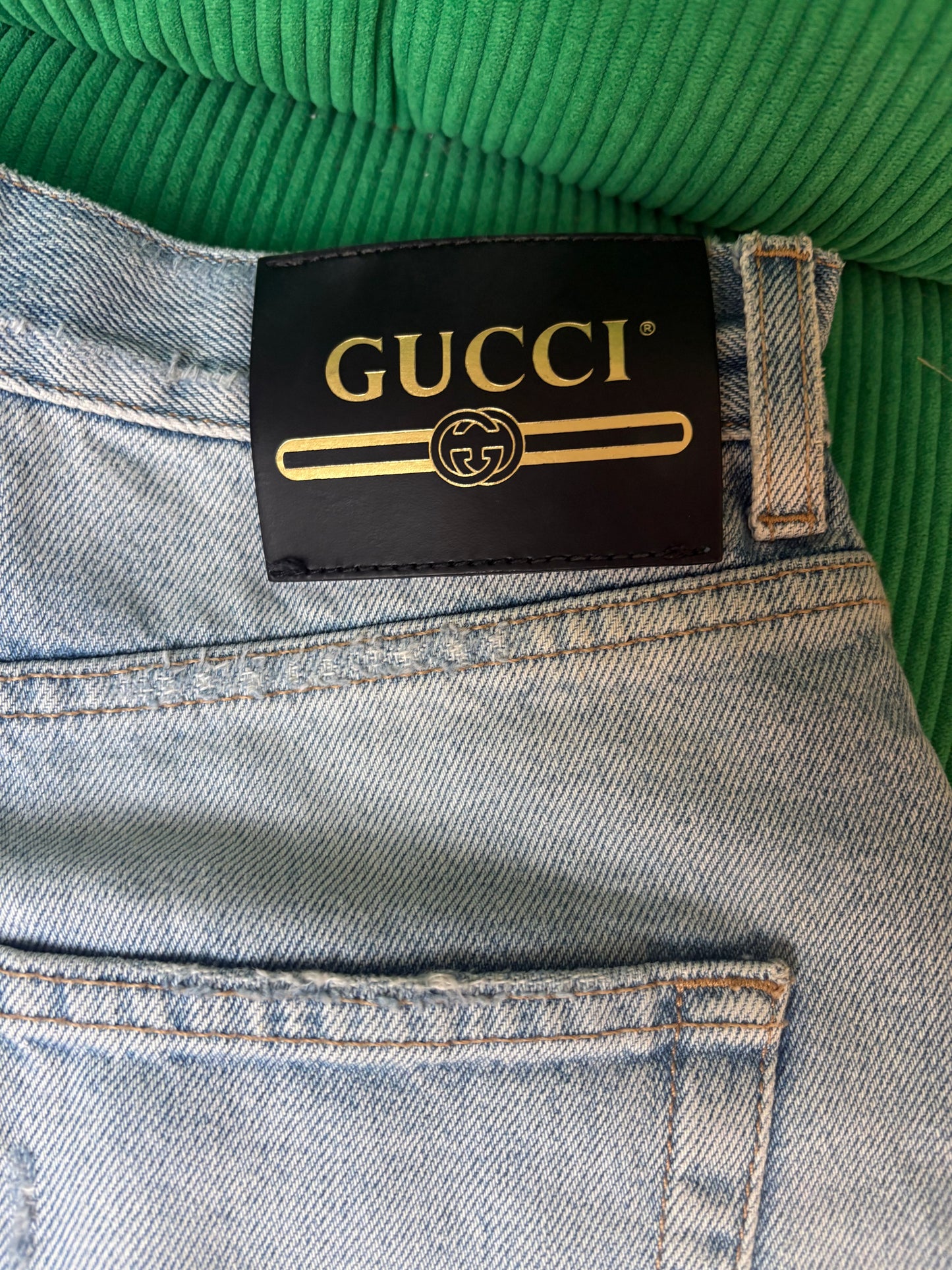 Short en denim Gucci avec motif appliqué